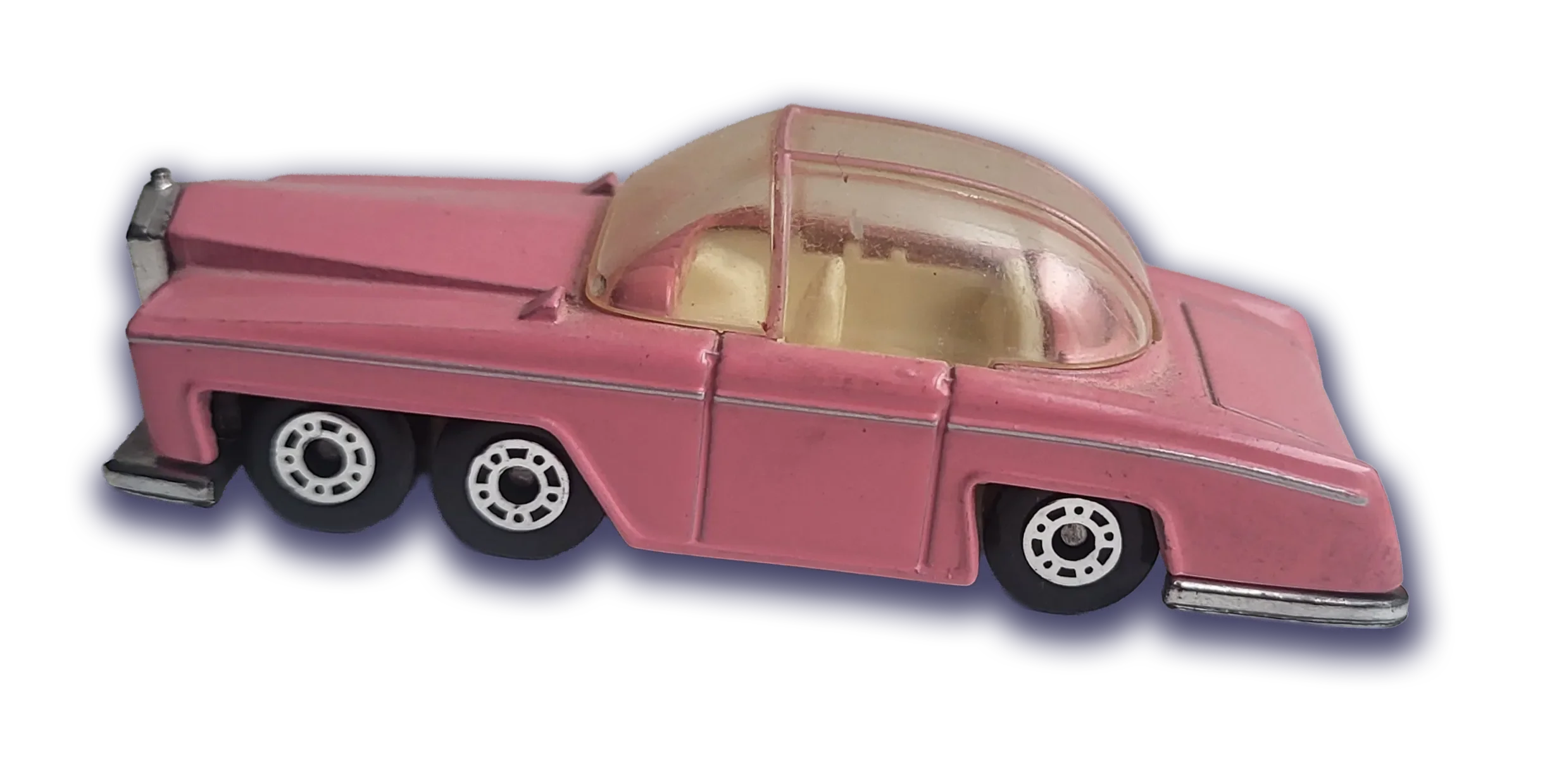 Een speelgoedauto in roze met een doorzichtige cabine en vier wielen.