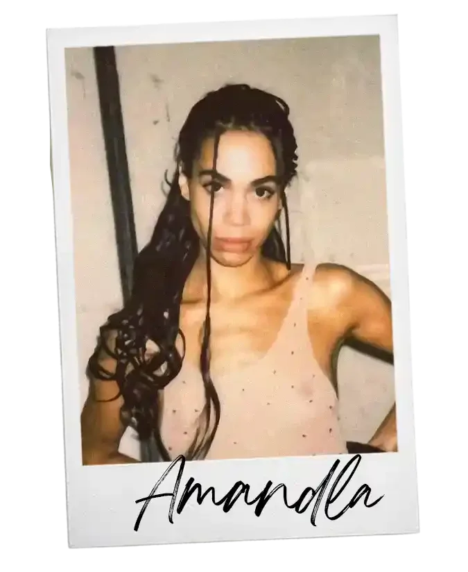 Een polaroidfoto van een vrouw met lang, donker haar, een lichtroze top, en de naam 'Amanda' onderaan.