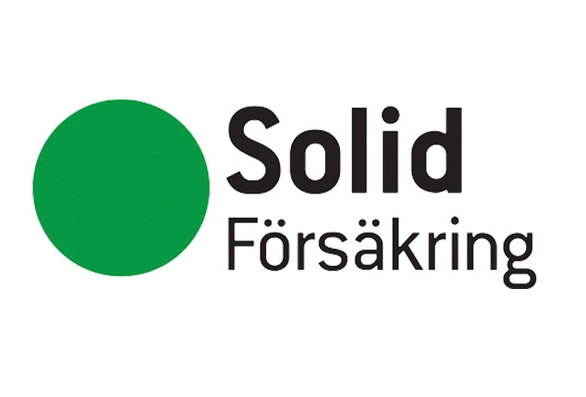 En grön cirkel följt av texten "Solid Försäkring" i svart.