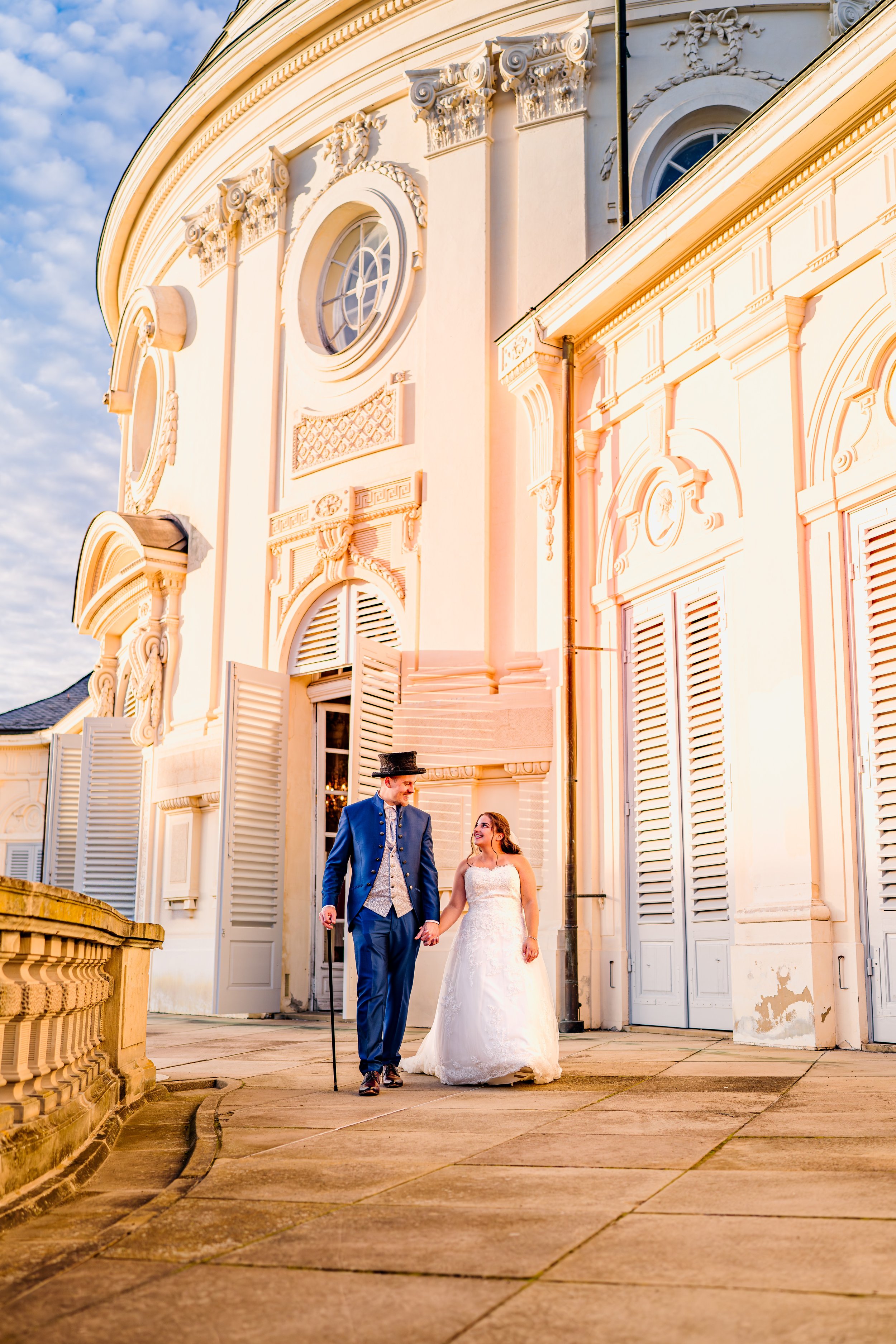 Elegante Hochzeitsfotografie im Schloss Solitude in Stuttgart Brautpaar läuft Hand in Hand