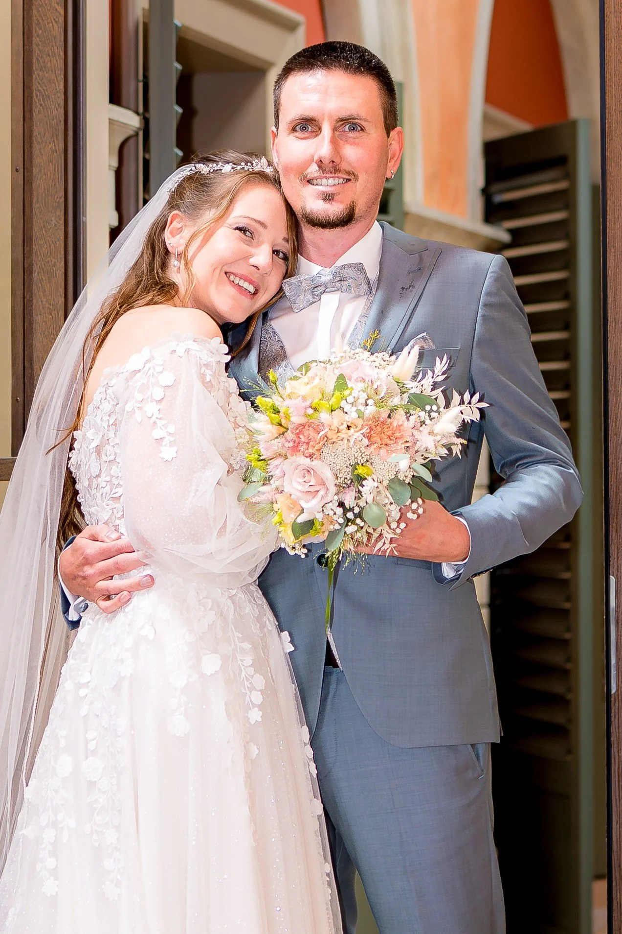 Brautpaar umarmt sich in dem Hochzeitssaal in der Hofgut Domäne in Hechingen