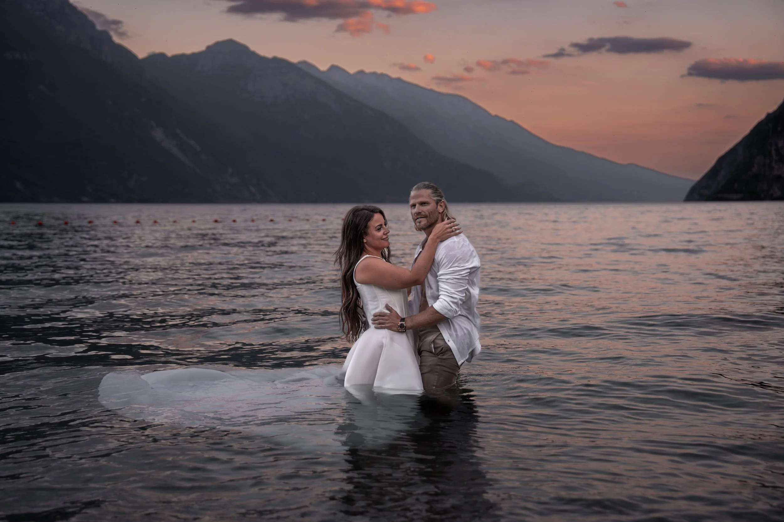 Shooting im Wasser bei Sonnenuntergang in Italien
