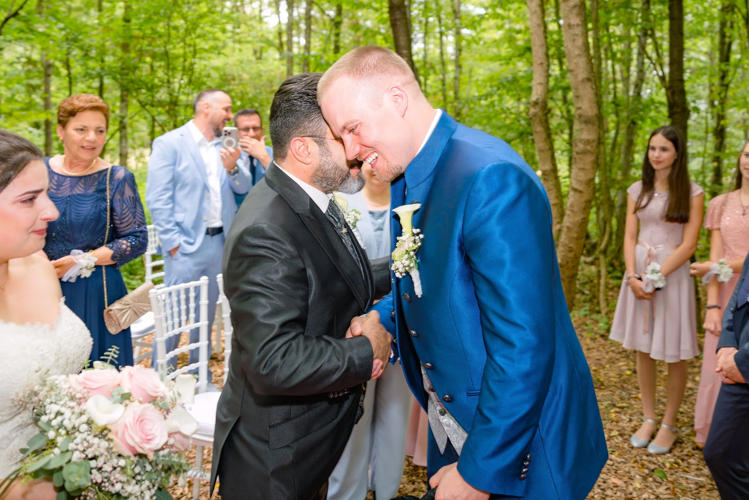 Der Vater übergibt seine Tochter dem Bräutigam. Er nimmt ihn in den Arm.