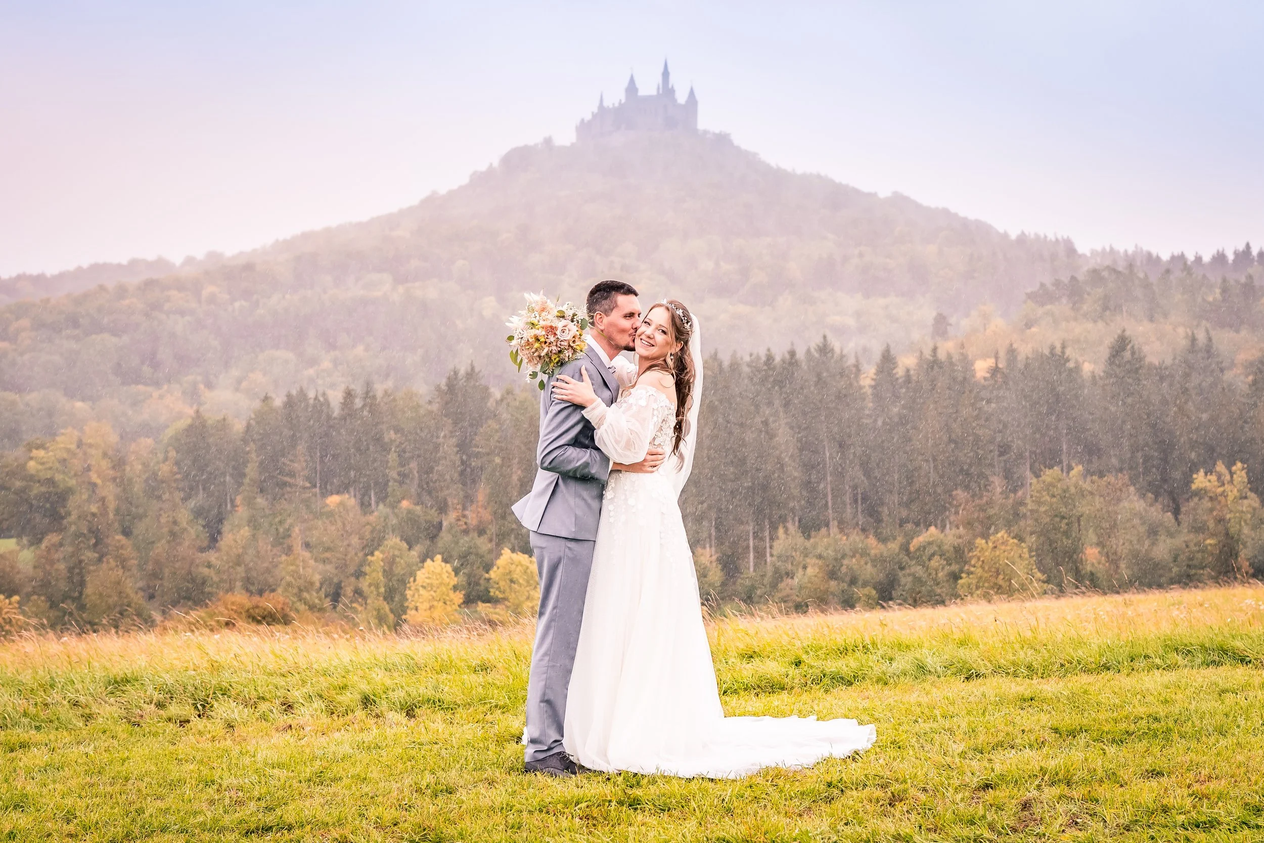 Brautpaar unter der Burg Hohenzollern in Hechingen Hochzeitsfotograf Hechingen