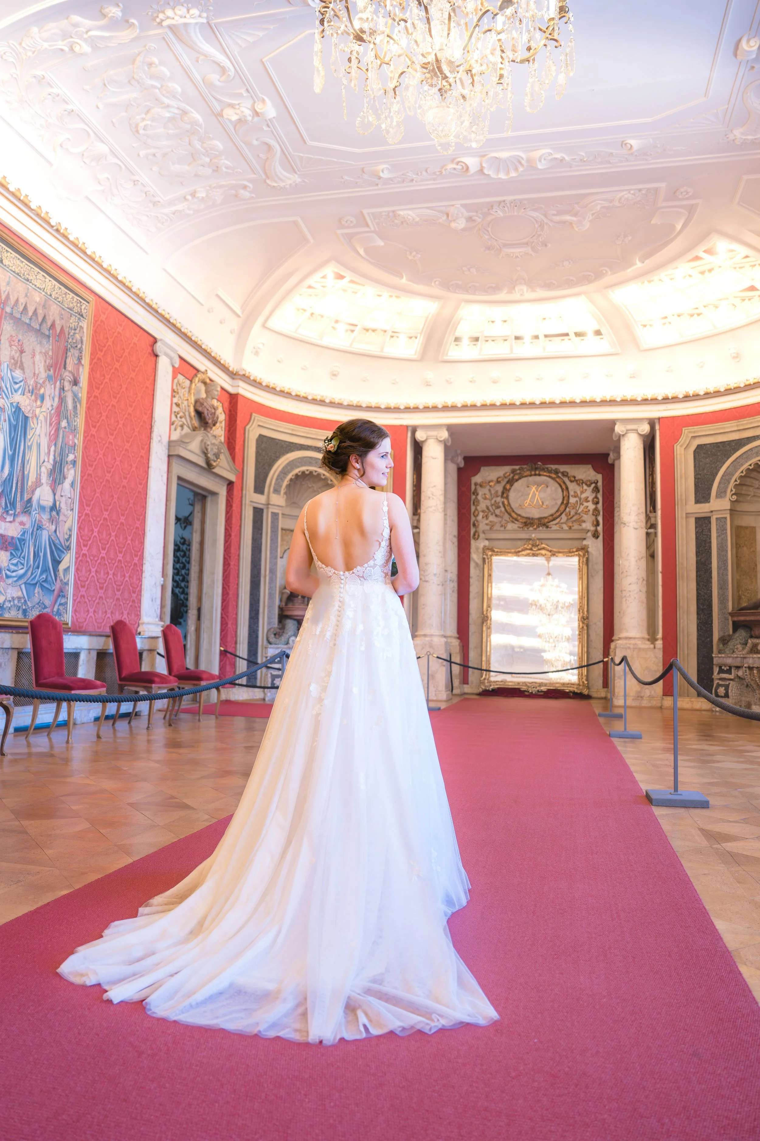 Hochzeitsfotografie einer Braut im Saal im Hohenzollernschloss Sigmaringen