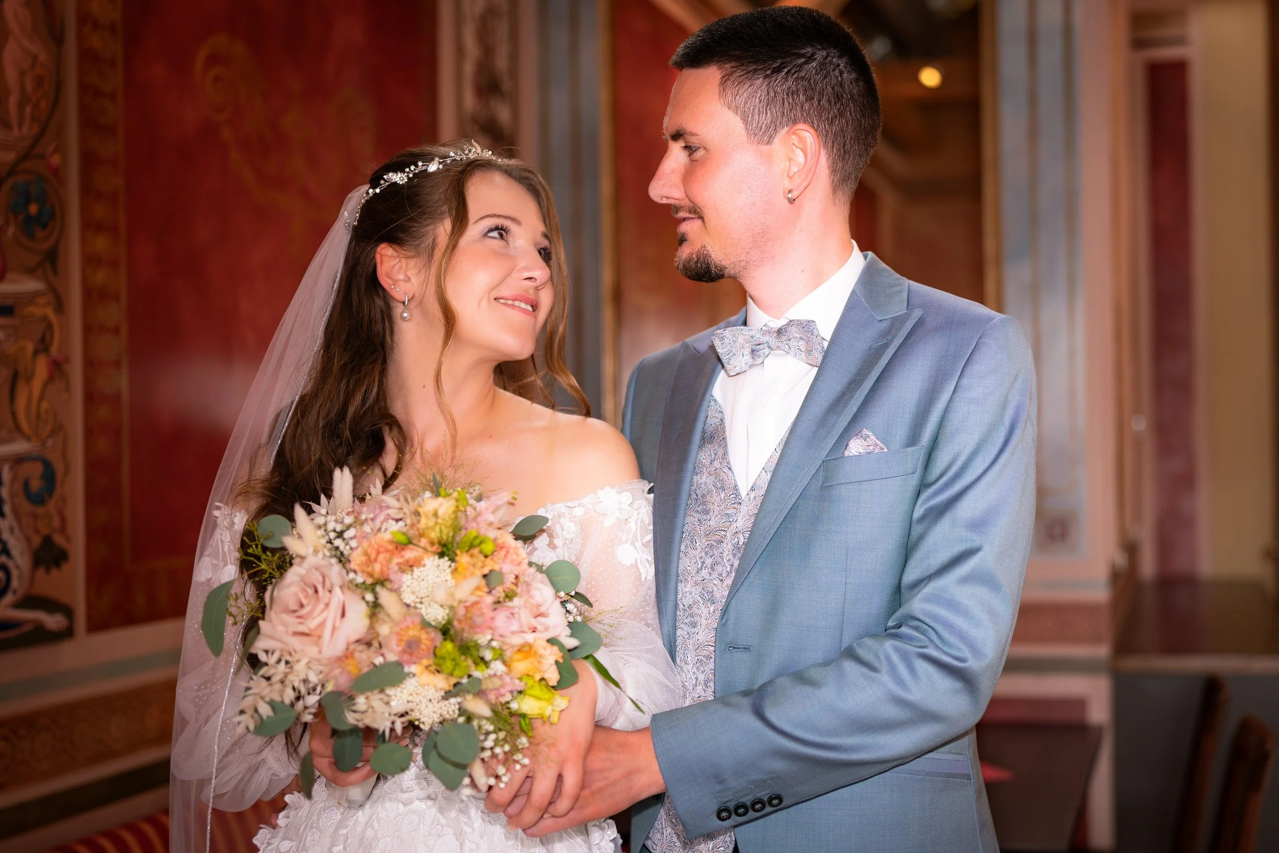 Hochzeitsfotograf Hechingen Brautpaarshooting in einem prunkvollen Saal