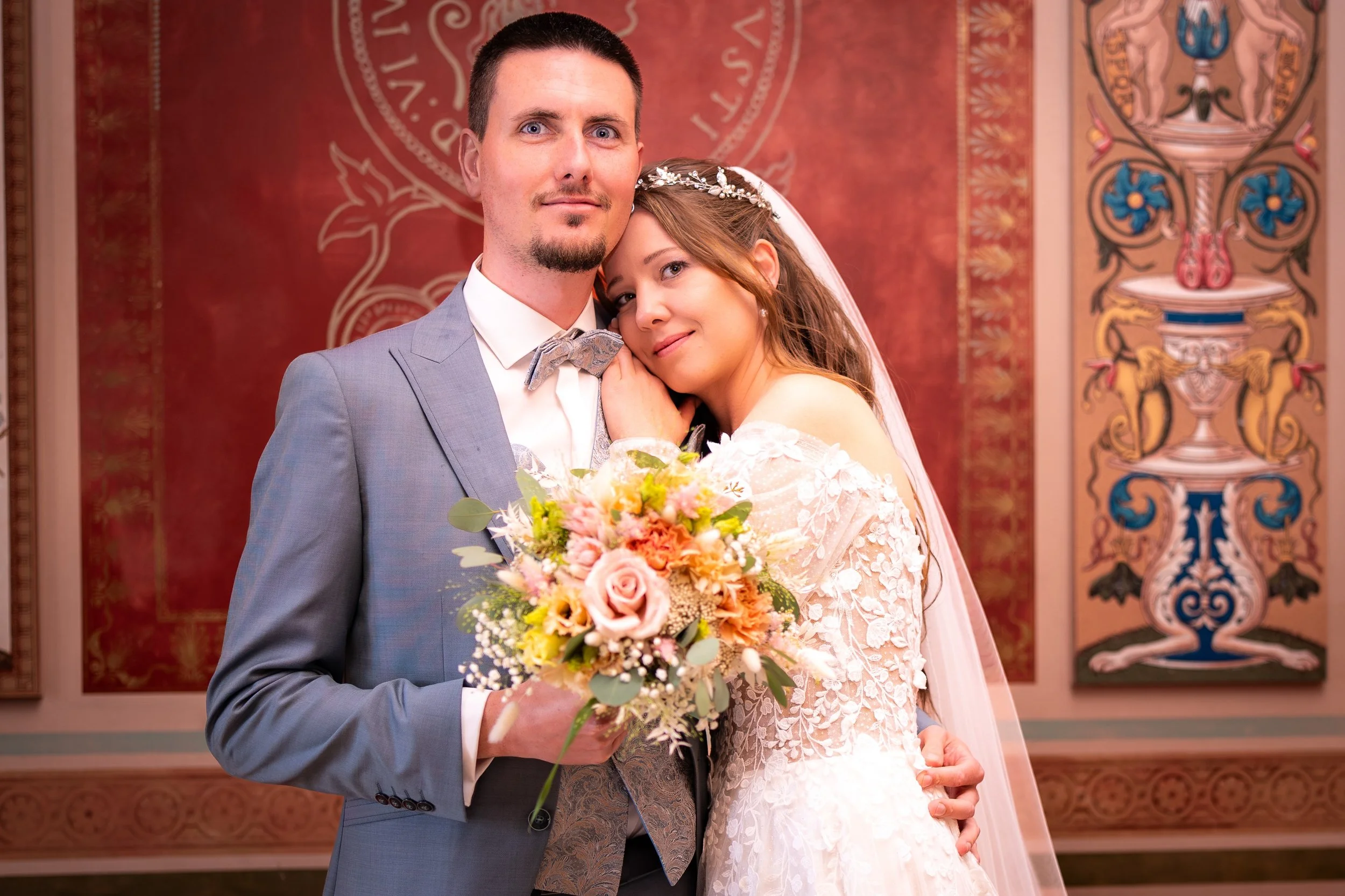 Brautpaar in einem prunkvollen Saal in der Hofgut Domäne in Hechingen