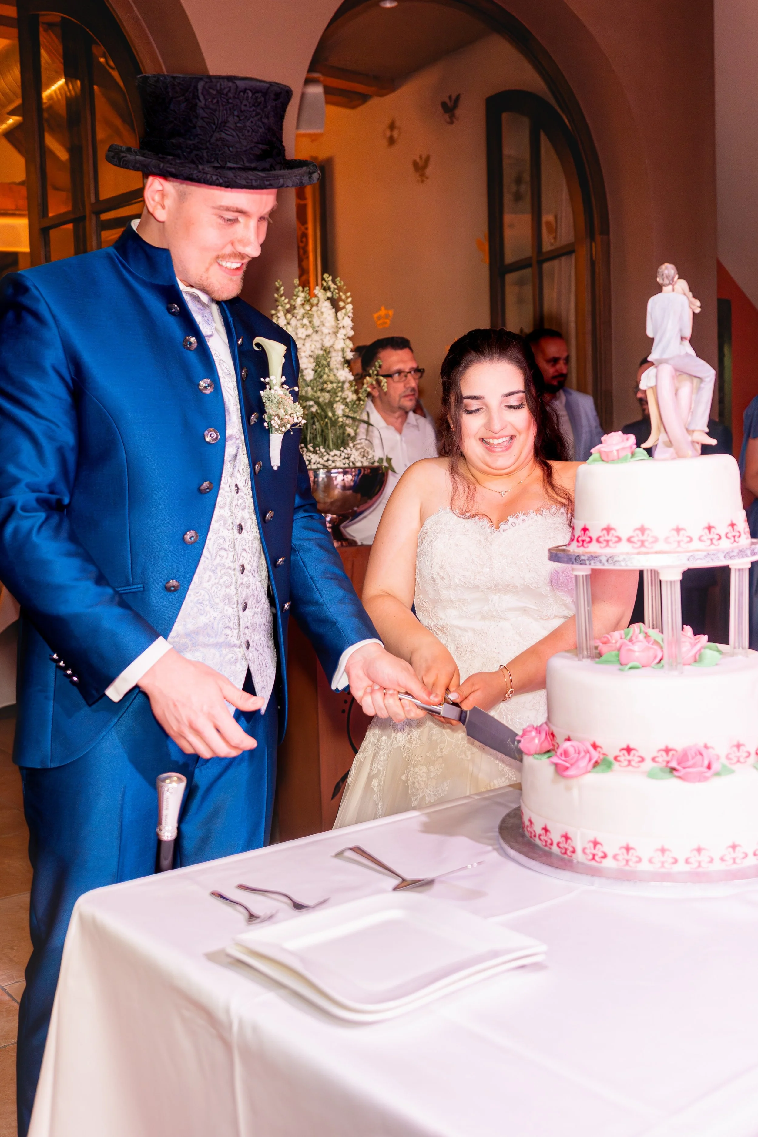 Anschnitt der Hochzeitstorte in der Hofgut Domäne in Hechingen