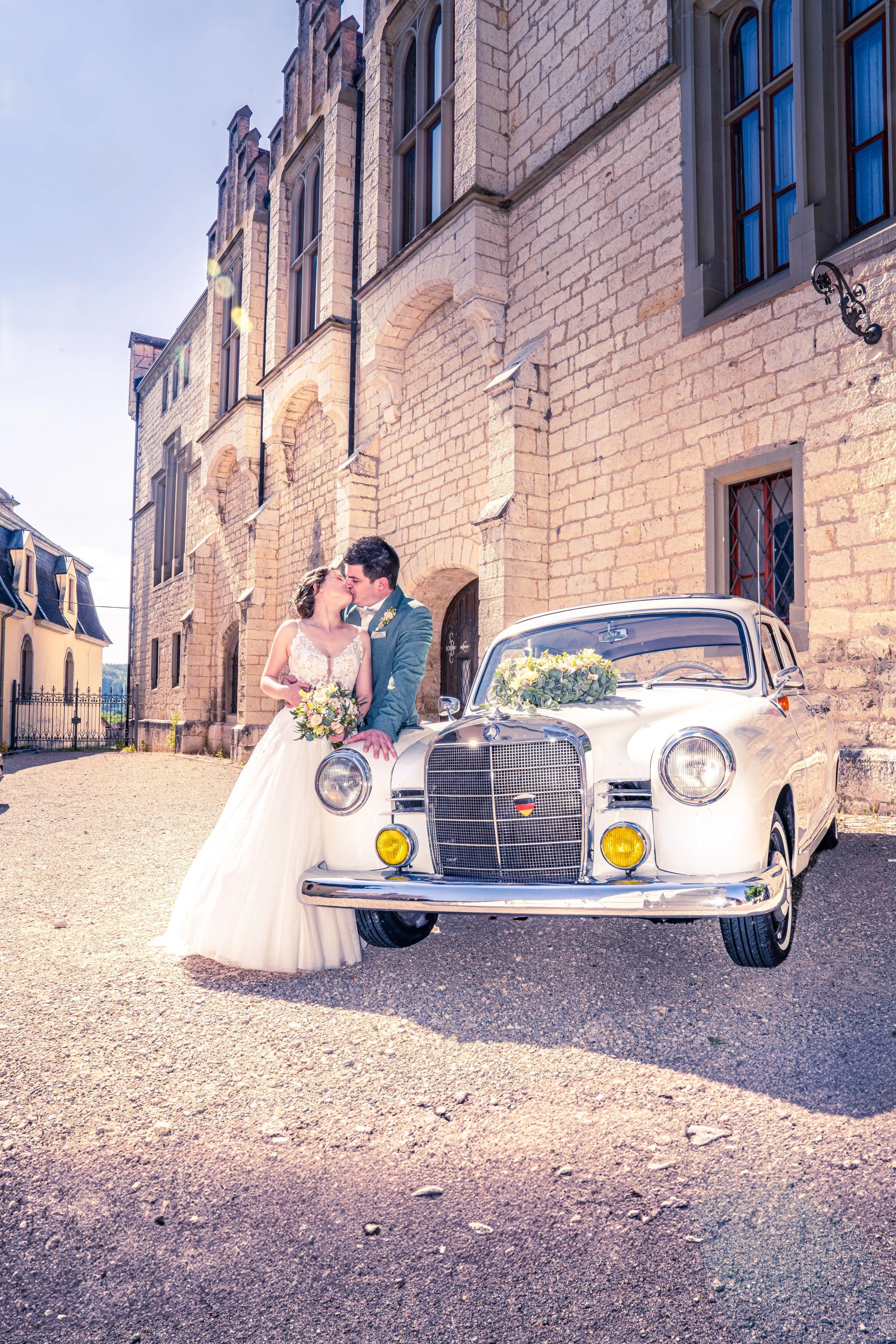 Brautpaarshooting vor Oldtimer im Hohenzollernschloss Sigmaringen