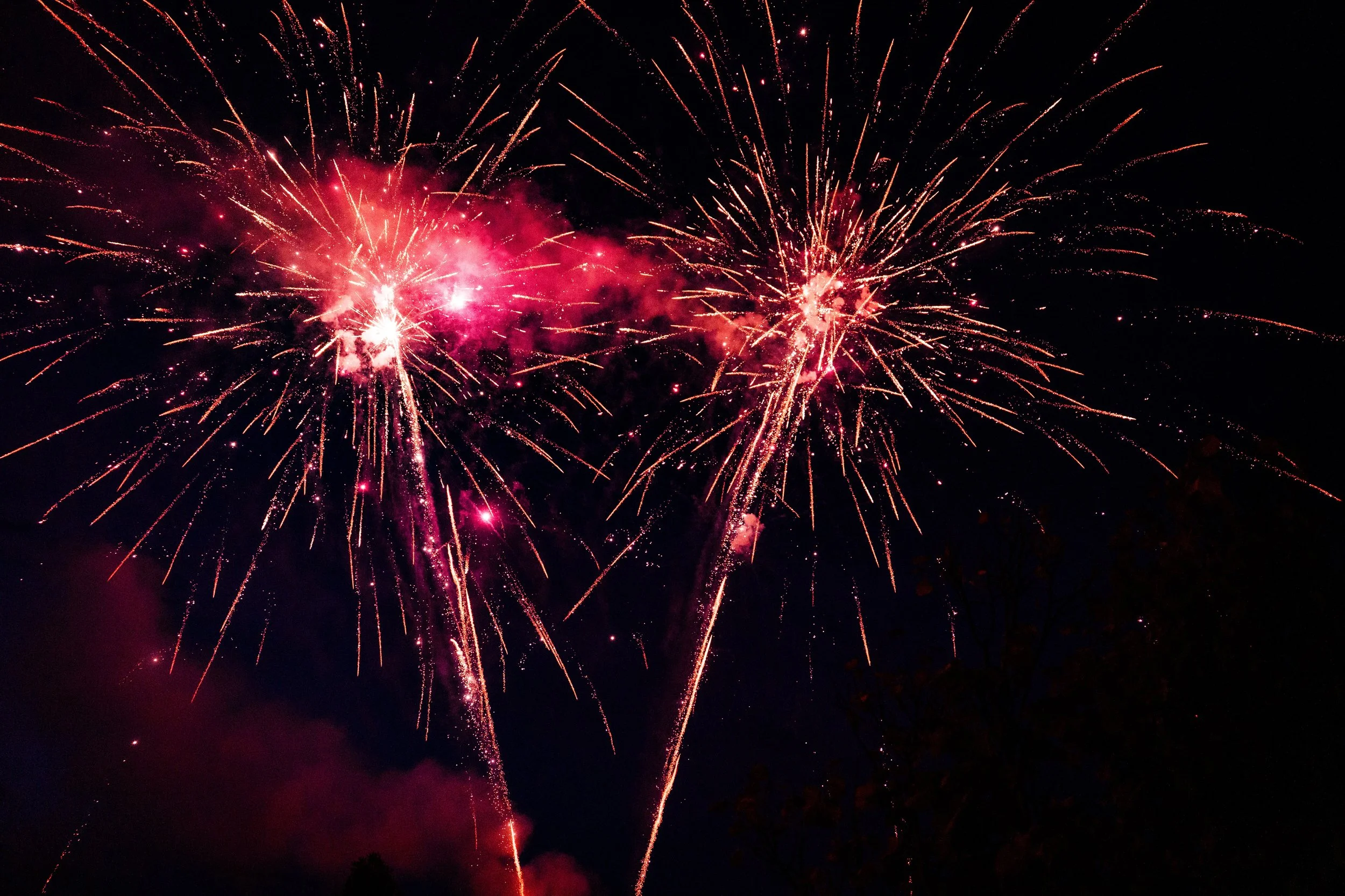 Feuerwerk am Nachthimmel mit roten und goldenen Funken