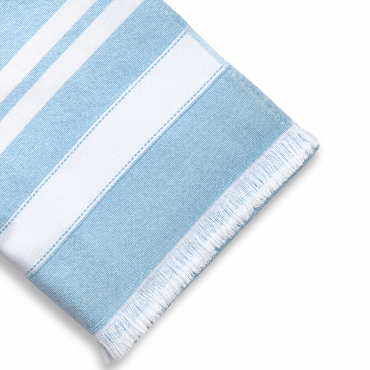 Châle ou serviette rayé bleu et blanc plissé avec franges en bordure.