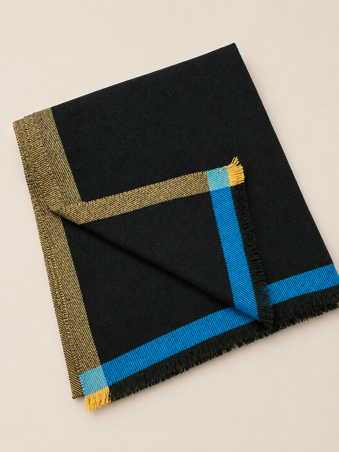 Echarpe noire avec des bandes diagonales en jaune, bleu et noir.
