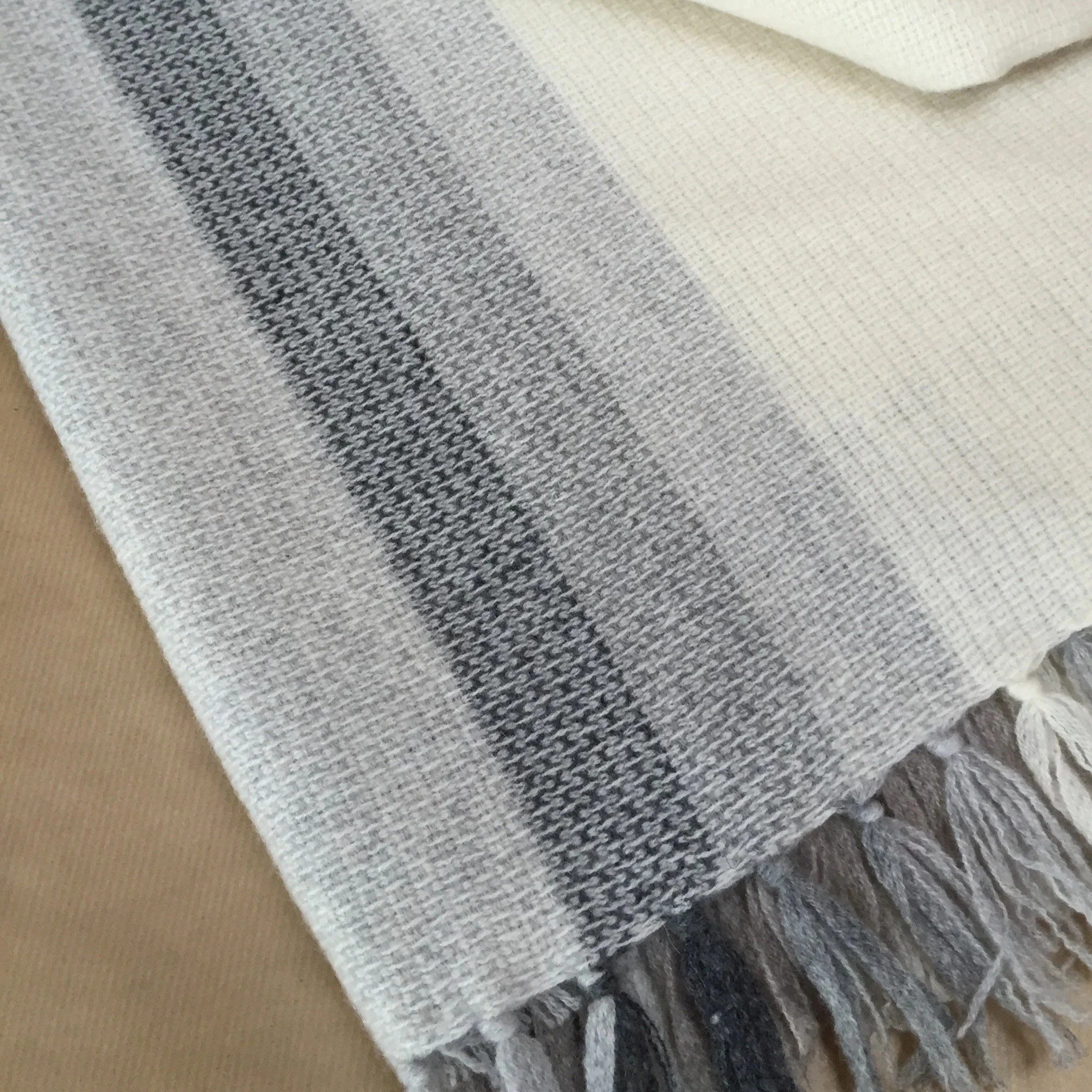 8.+Plaid+Crochette+-+Bianco%2Cgriggi+-+1+PEZZO.jpg