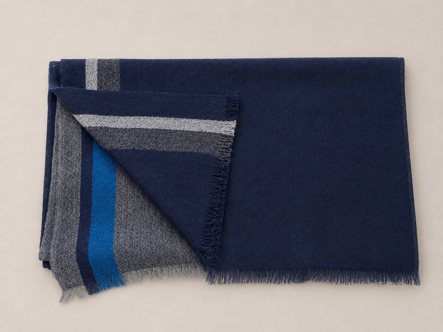 Écharpe en laine bleu marine et gris avec rayures bleues.