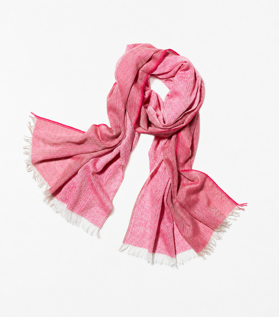 Écharpe rose en tissu léger, avec des franges blanches aux extrémités, disposée sur un fond blanc.