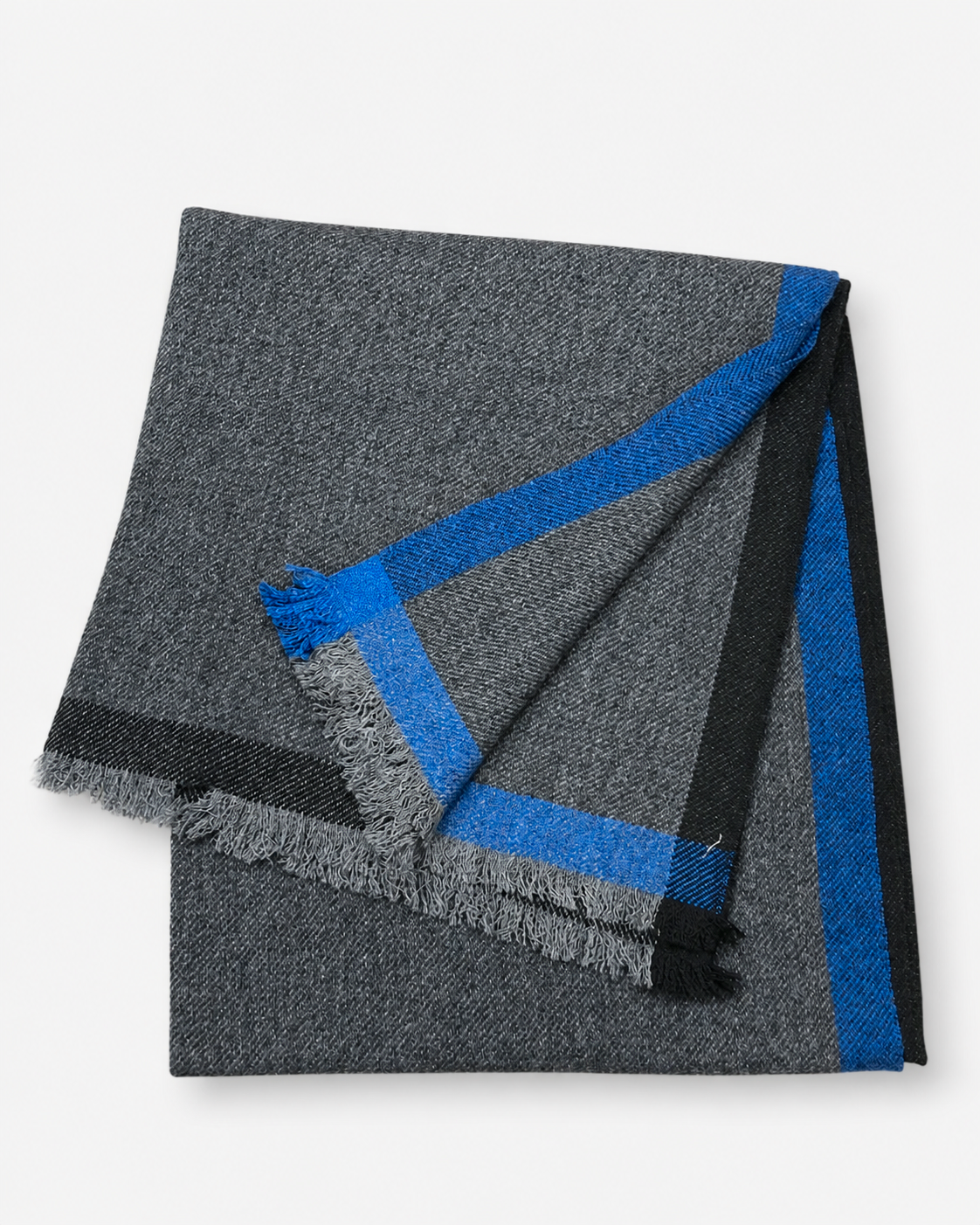 Écharpe en tissu gris avec des bandes bleues et noires, pliée sur un fond blanc.
