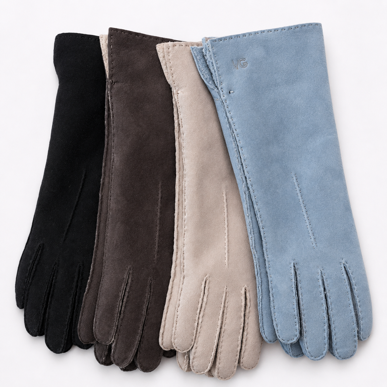 Gants en daim de différentes couleurs : noir, marron, beige et bleu posé sur un fond blanc.