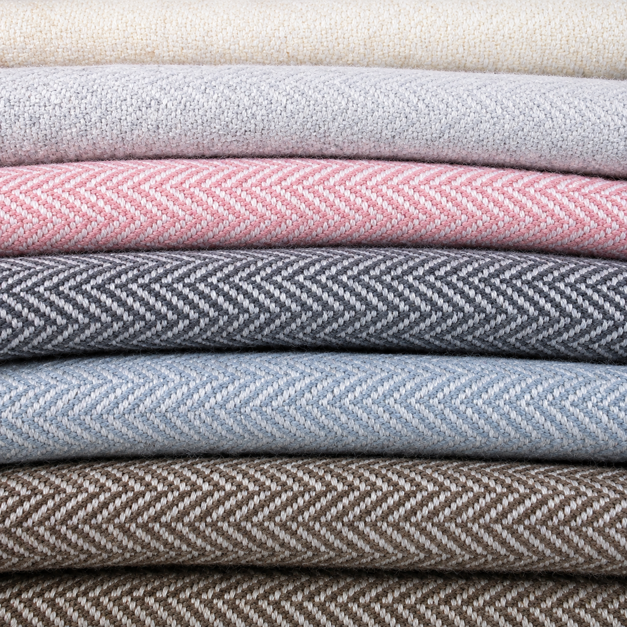 Couches de tissus en différentes couleurs et motifs.