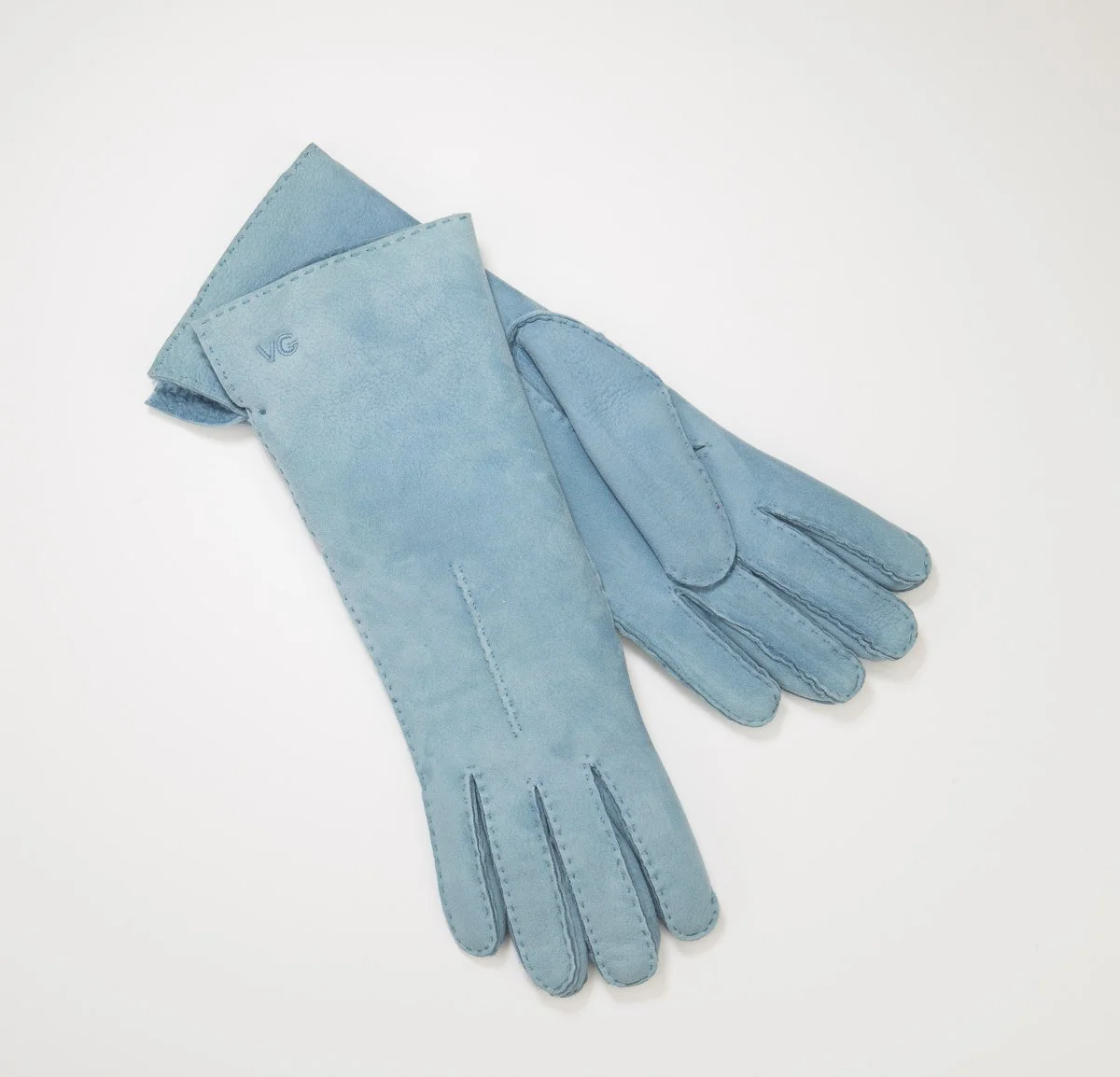 Une paire de gants en cuir bleu, posée sur une surface blanche.