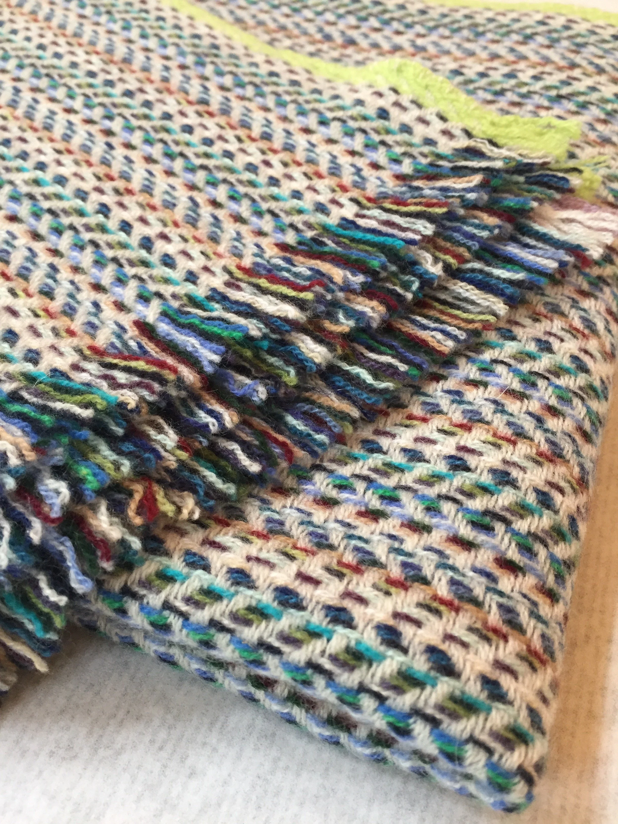 Écharpe en laine tricotée avec un motif multicolore.