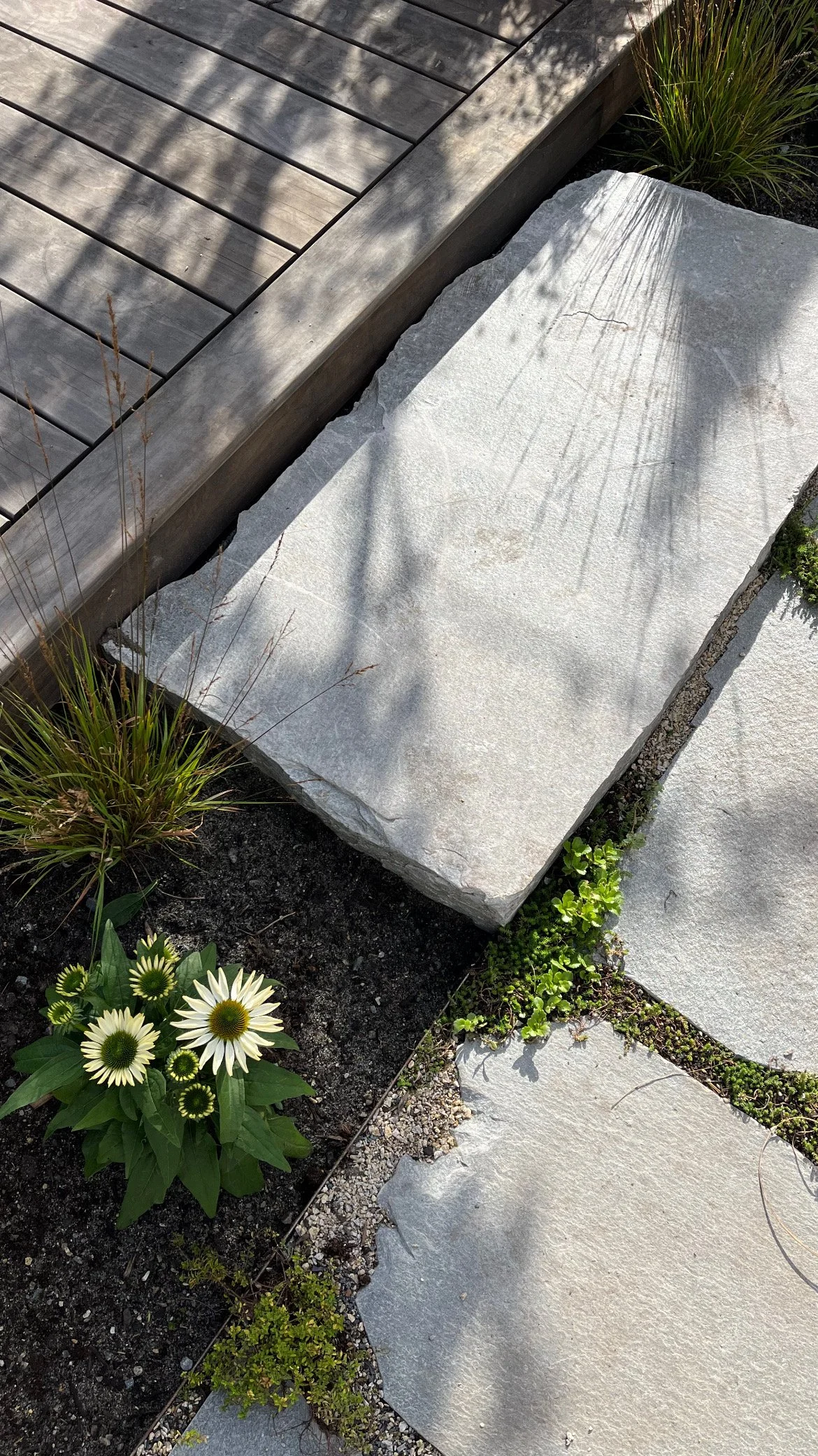 Detalj er fra prosjekt innen hagedesign. Zen-hagen er inspirert av japansk hagestil, der materialpaletten er hentet fra Skandinavia.  Kortreiste materialer for en mer ansvarlig ressursbruk.