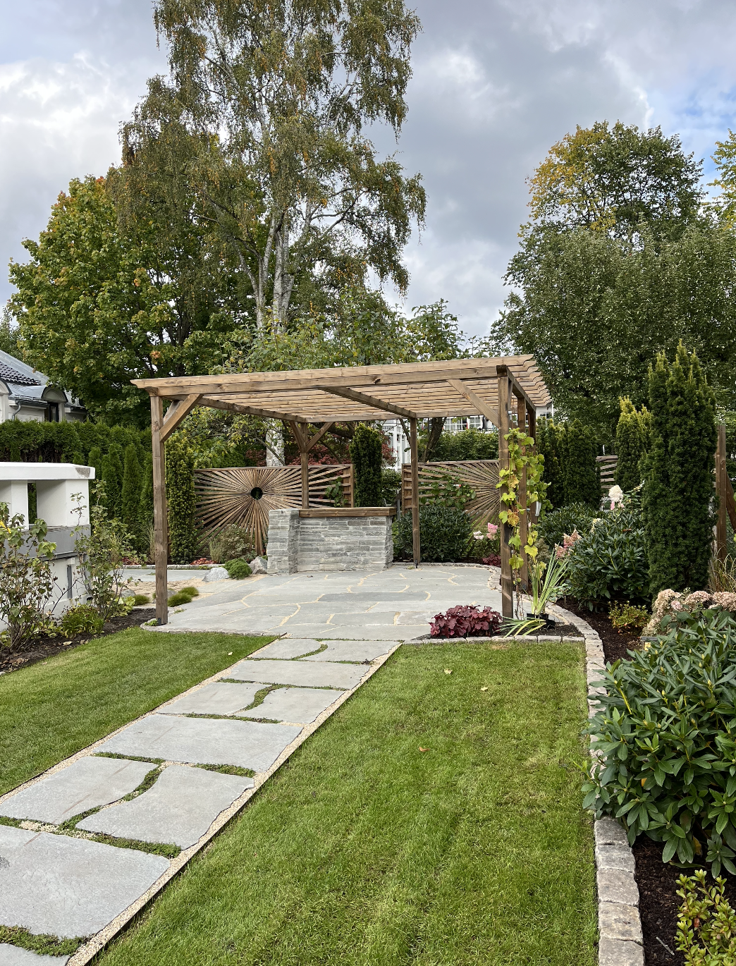 Detalj er fra prosjekt innen hagedesign. Zen-hagen er inspirert av japansk hagestil, der materialpaletten er hentet fra Skandinavia. Gangsti og pergola.