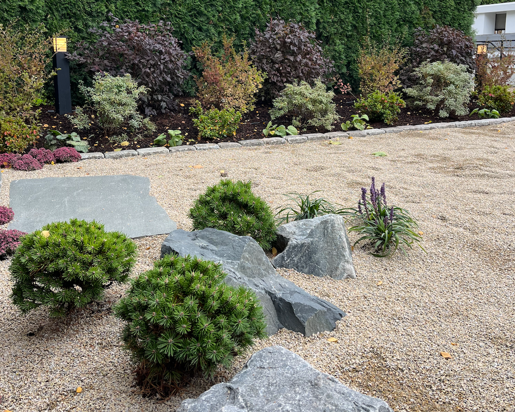 Detalj er fra prosjekt innen hagedesign. Zen-hagen er inspirert av japansk hagestil, der materialpaletten er hentet fra Skandinavia. Naturstein, stauder og busker.