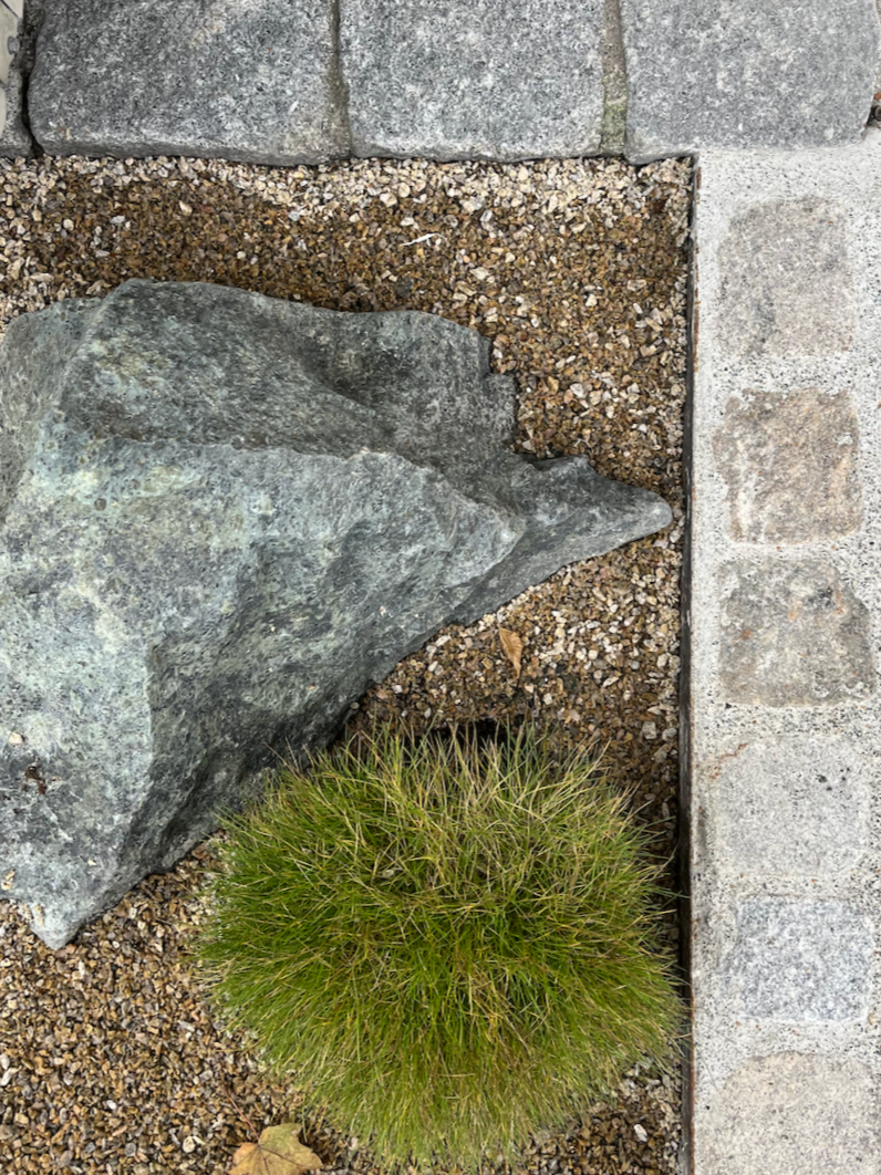 Detalj er fra prosjekt innen hagedesign. Naturstein og prydgress.