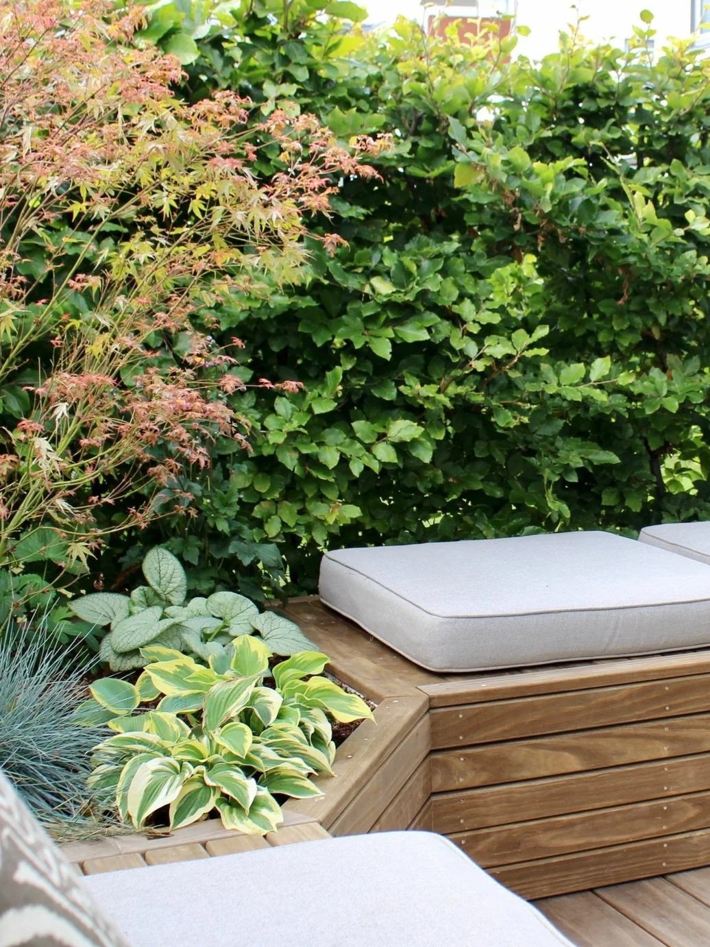 Detalj er fra prosjekt innen hagedesign. Plassbygget sittegruppe og plantekasse.