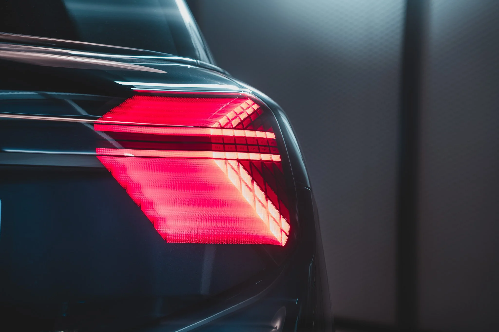 Fermeture éclair rouge sur un vêtement noir.