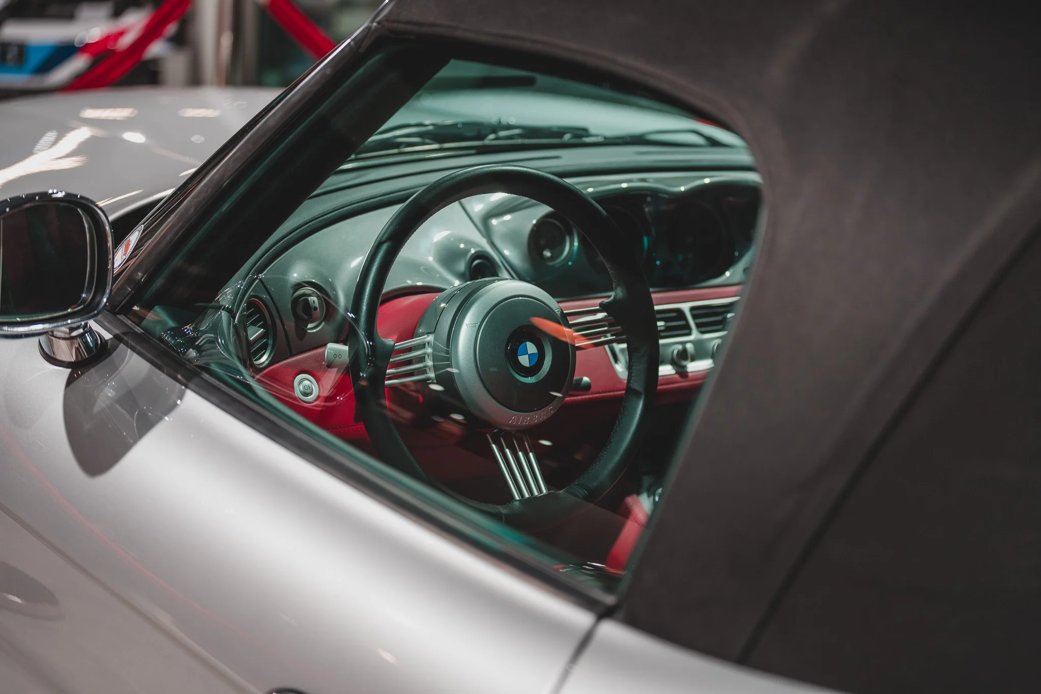 Intérieur d'une voiture de sport BMW, vue à travers la fenêtre, tableau de bord avec volant BMW.