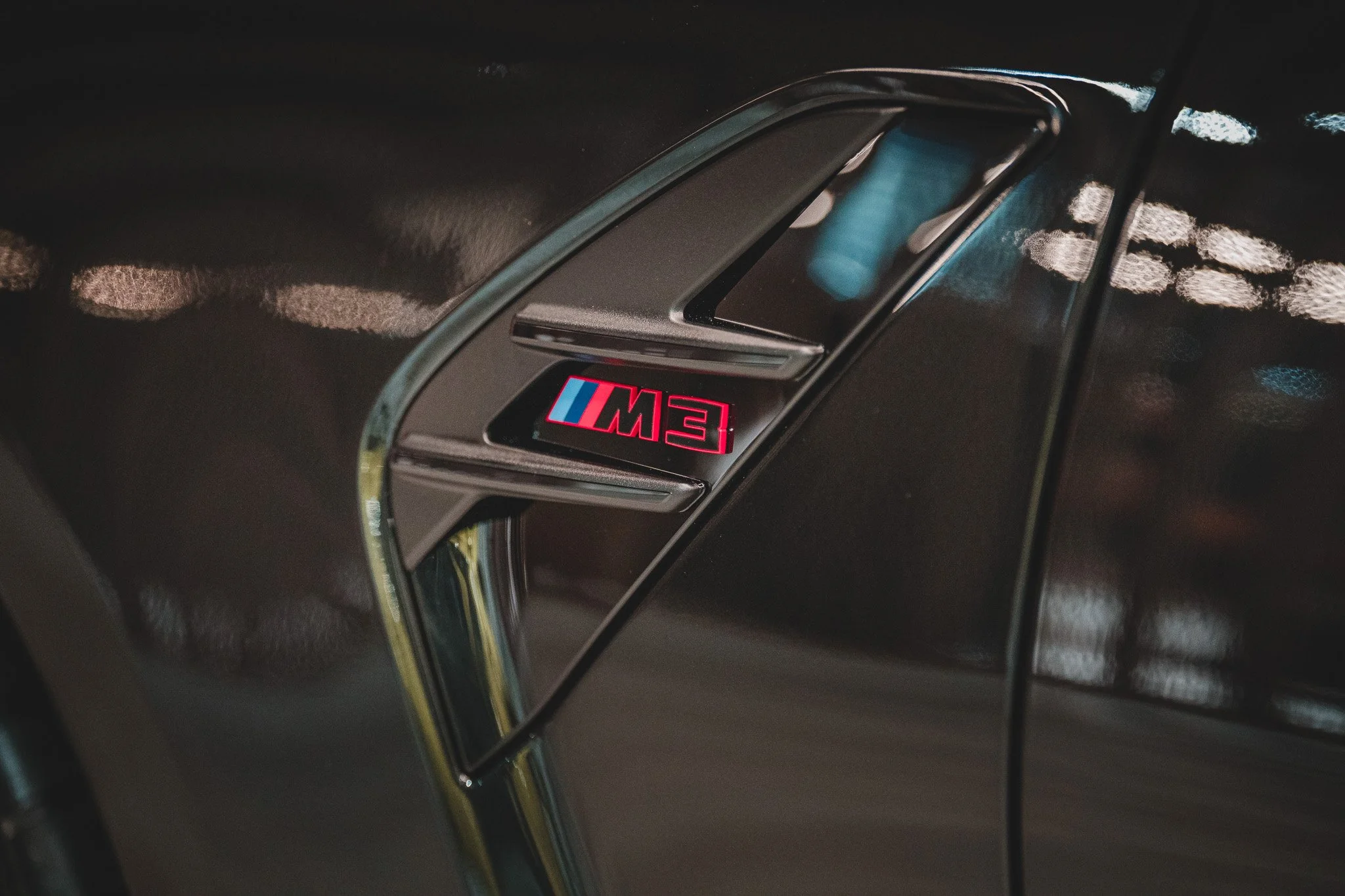 Détail d'une ventilation du moteur d'une voiture BMW M3.