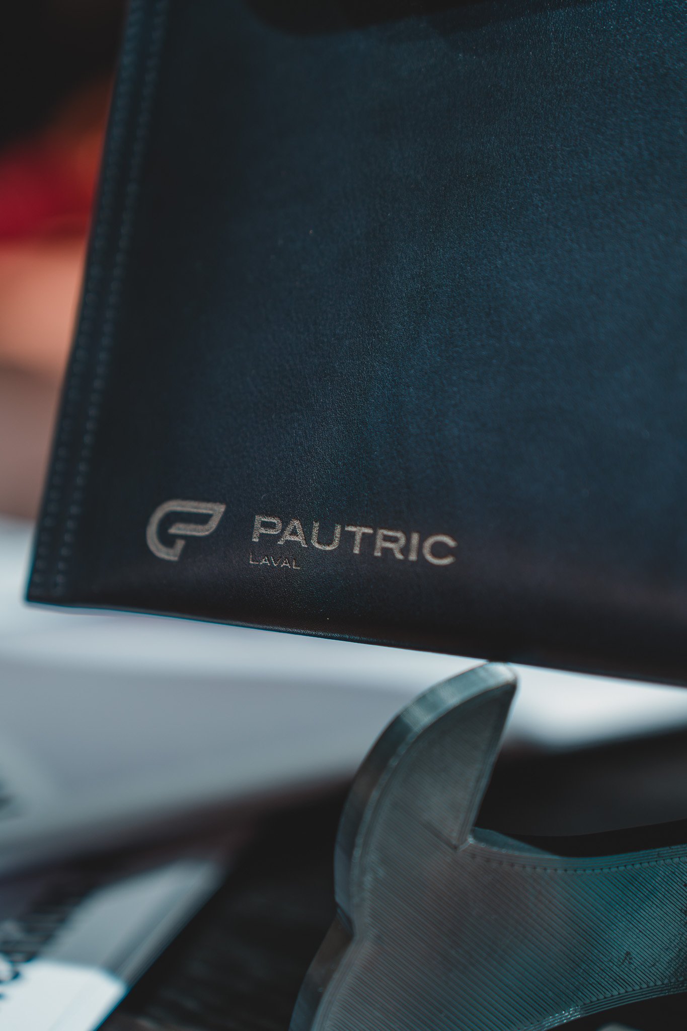 Close-up d'une tablette ou d'un ordinateur portable avec le logo 'Pautric Laval' visible.