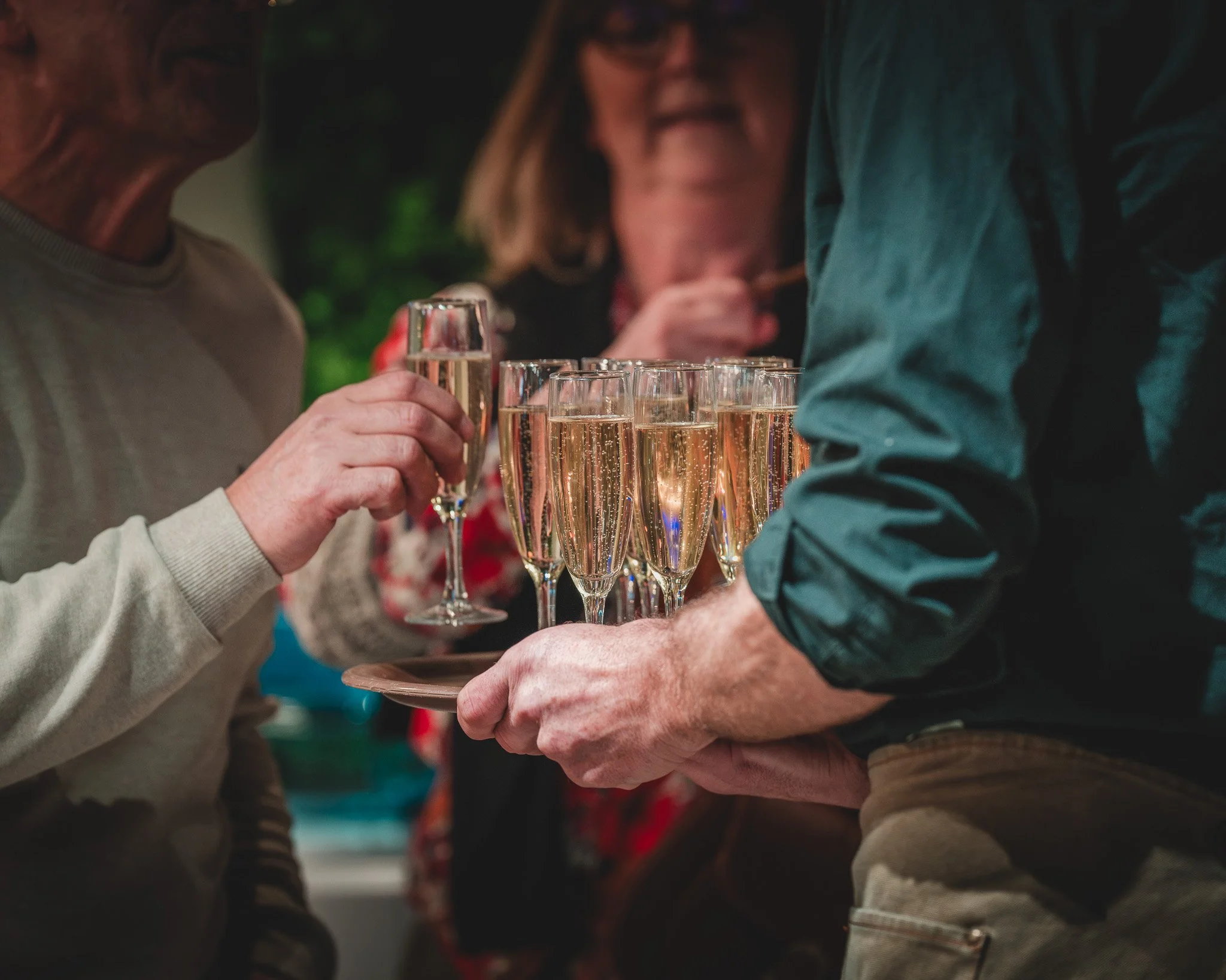 Groupe de personnes toastant avec des flûtes de champagne lors d'une célébration