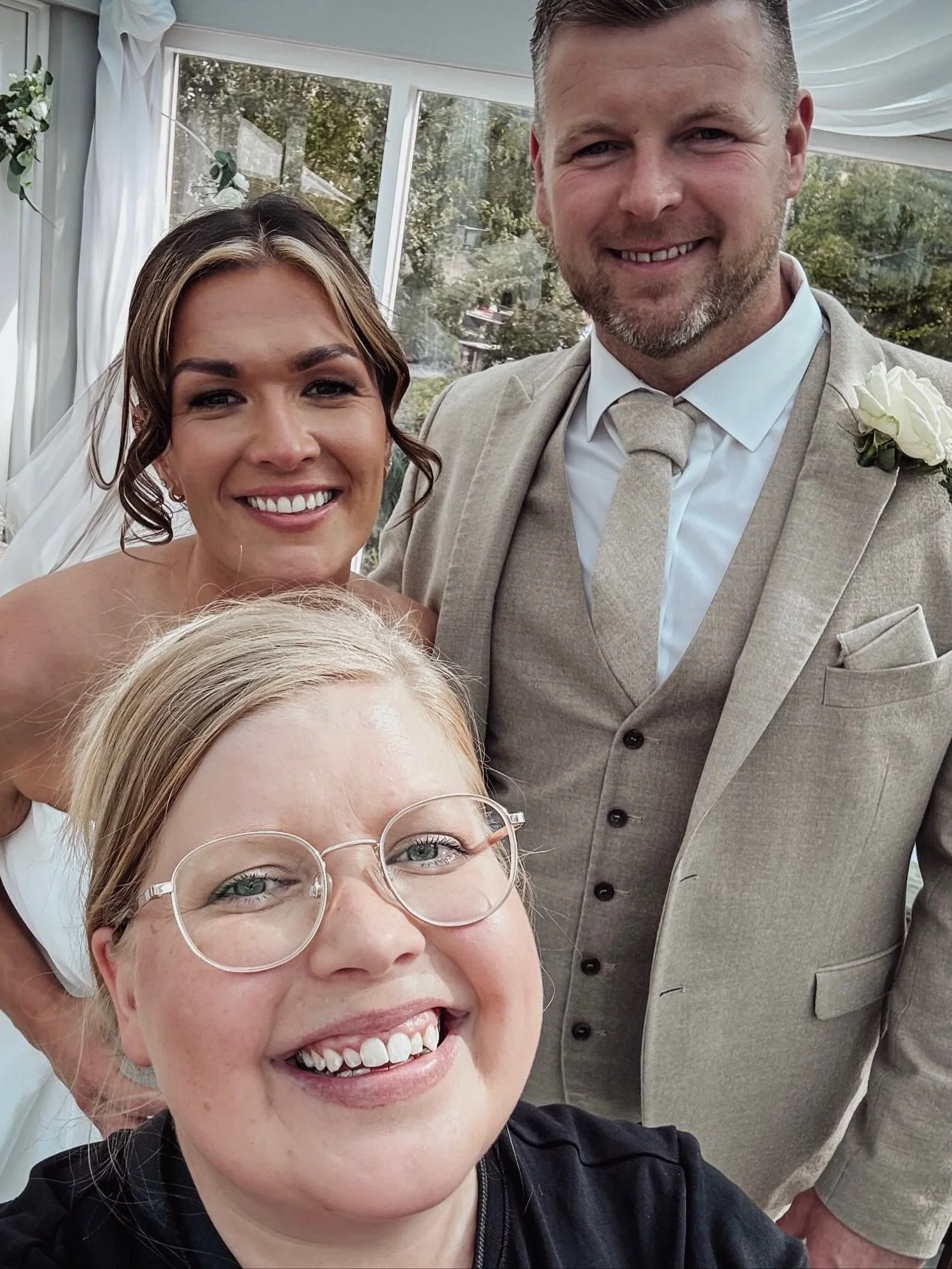 I try to grab a quick selfie with my couples (sometimes I completely forget in the whirlwind of the day 😅), but I love having these to look back on. 🥹💕 So much love for each and every one of them!