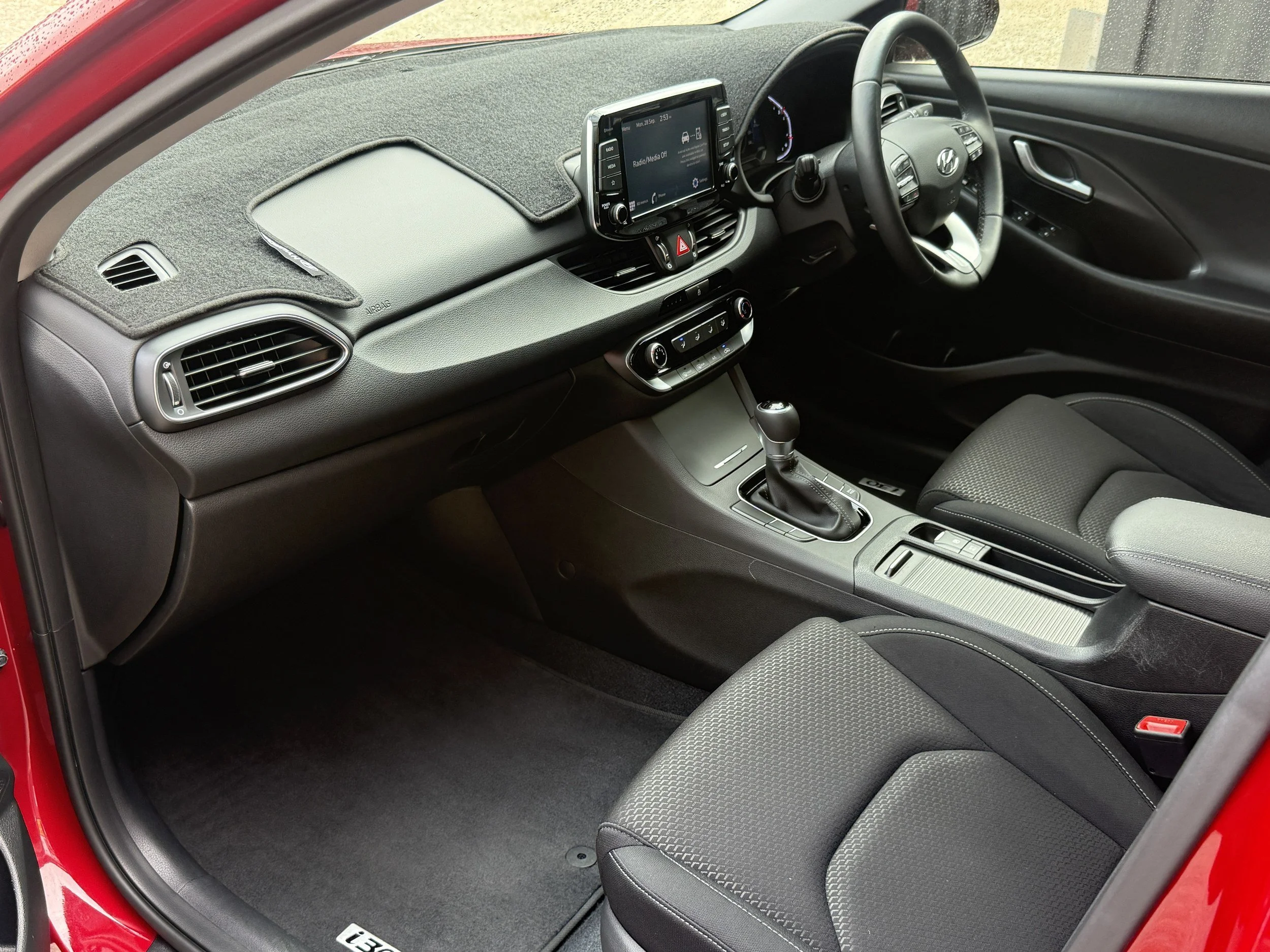 08-320-front-seats.jpg
