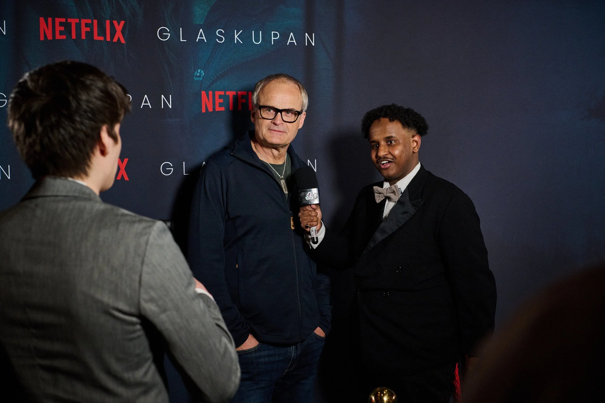 Three men in conversation at a Netflix event with a backdrop that reads 'Glauskapn' and 'Netflix'.