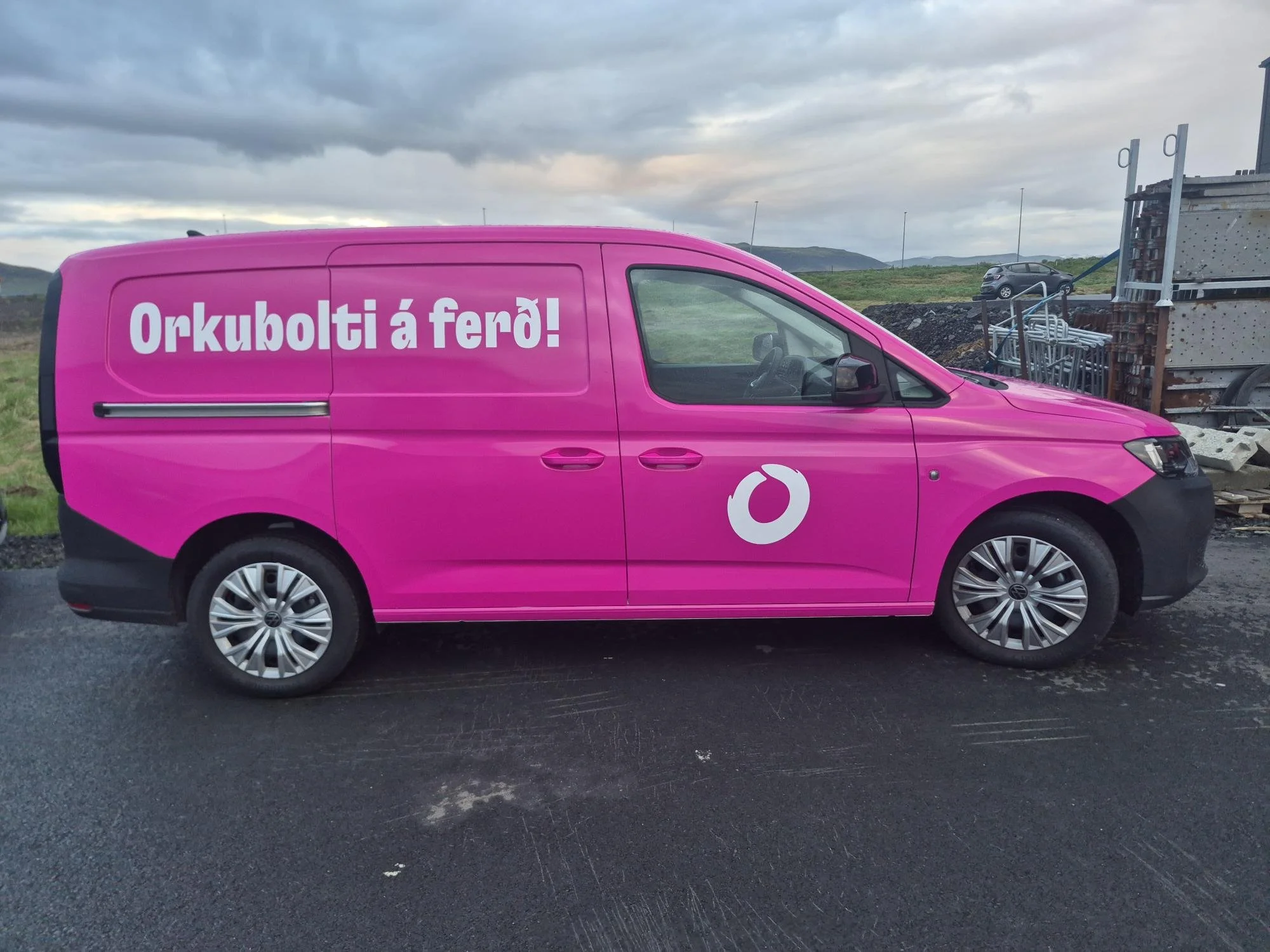 Bleikur sendibíll Orkunnar með heilmerkingu frá LXB, séður frá hlið