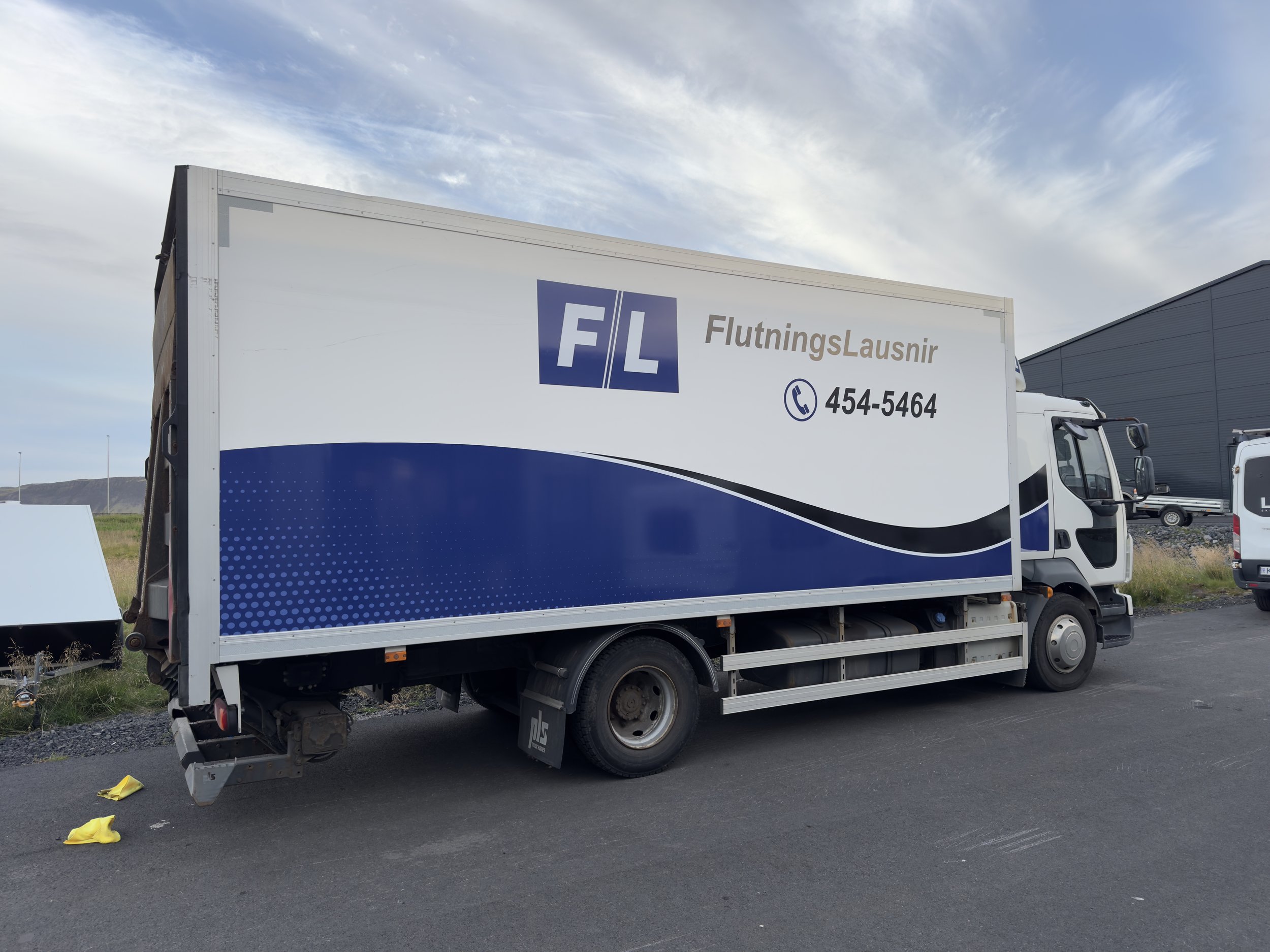 FlutningsLausnir bílamerkingar á vörubíl – verkefni frá LXB