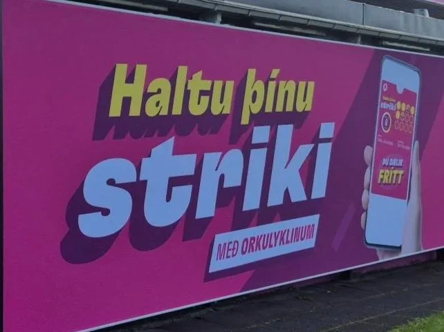 Nærmynd af auglýsingagrafík Orkunnar á útvegg þjónustustöðvarinnar