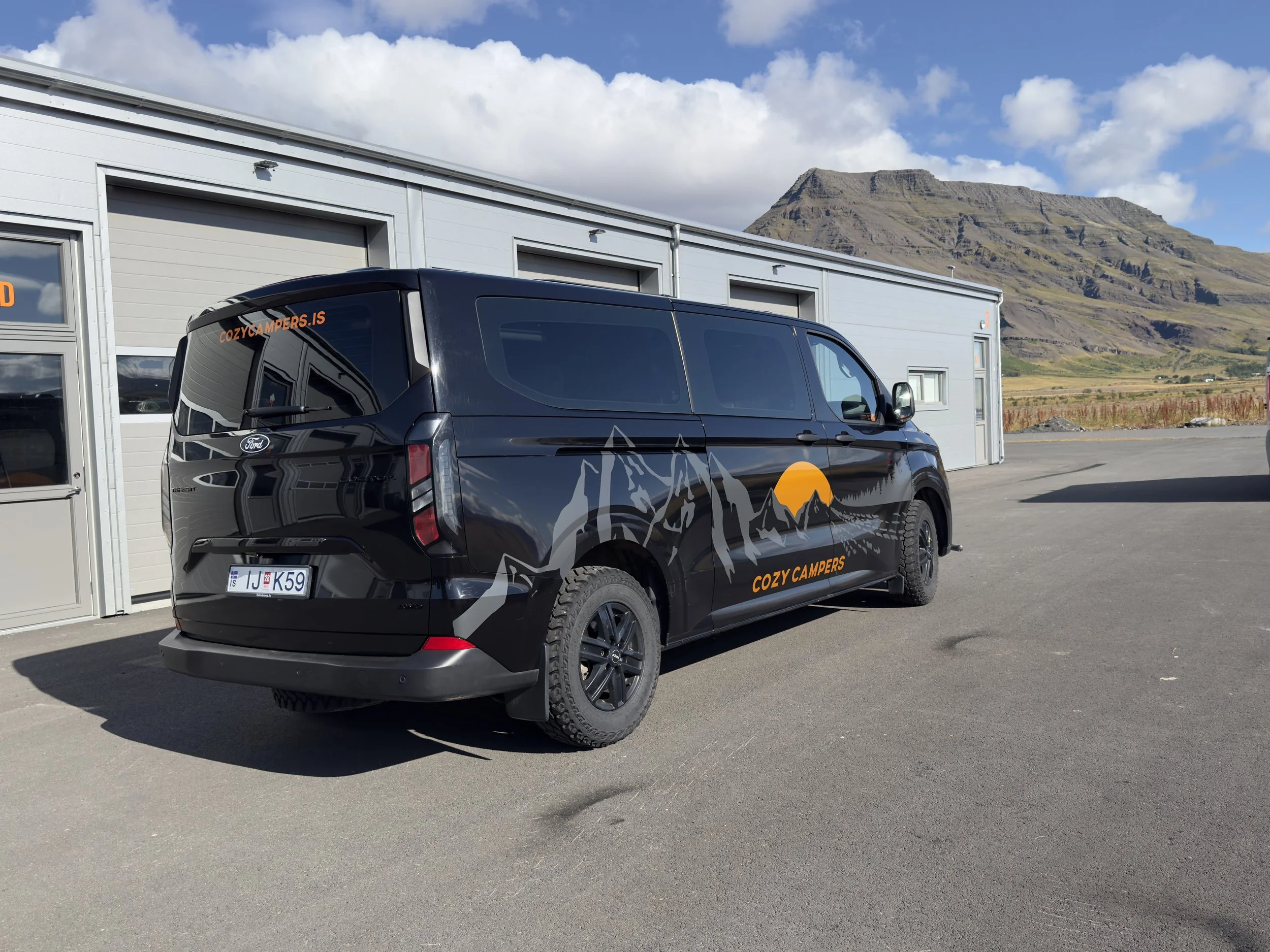 Cozy Campers bíll með faglegum fyrirtækjamerkingum frá LXB