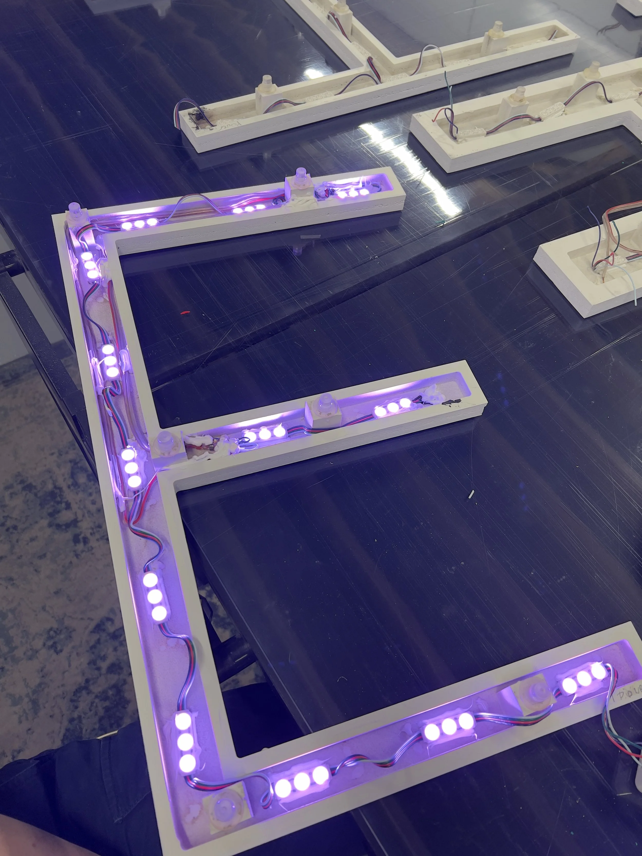 RGB LED einingar festar í bakhlið stafs fyrir Fosshotel skiltið