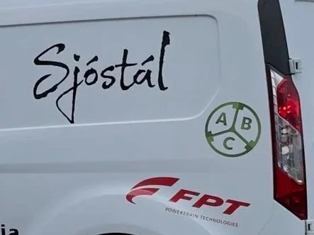 Sjóstál bílamerkingar – lógó og fyrirtækjaupplýsingar á þjónustubíl