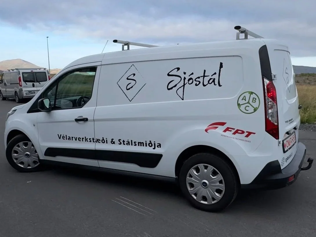 Sjóstál þjónustubíll með faglegum fyrirtækjamerkingum frá LXB