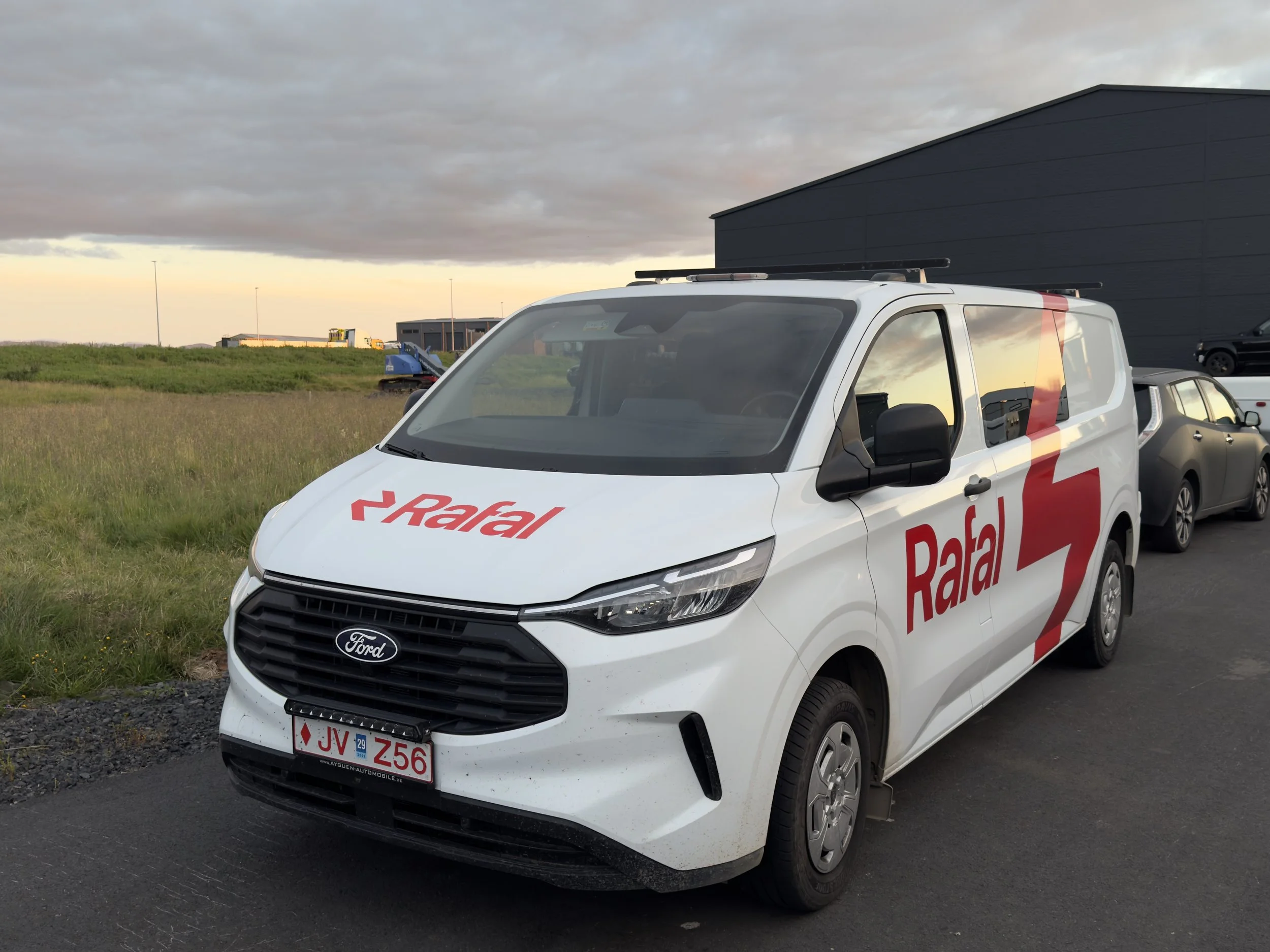 Bílamerkingar á hlið þjónustubíls Rafal – framleiðsla og uppsetning LXB