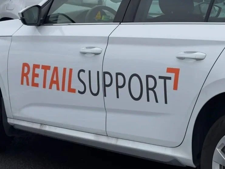 Bílamerkingar Retail Support – merking á fyrirtækjabíl framkvæmd af LXB