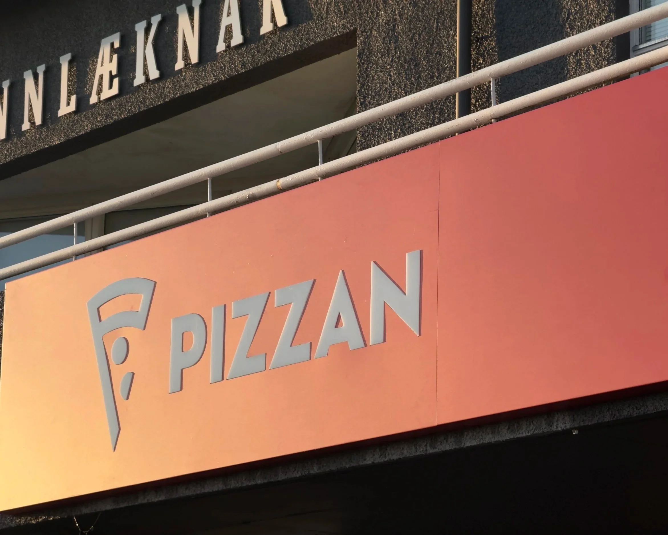 Útiskilti með 3D stöfum fyrir Pizzan – LXB