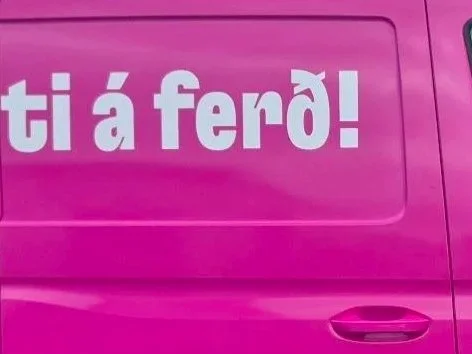 Nærmynd af textanum „Orkubolti á ferð!“ á bílamerkingu Orkunnar