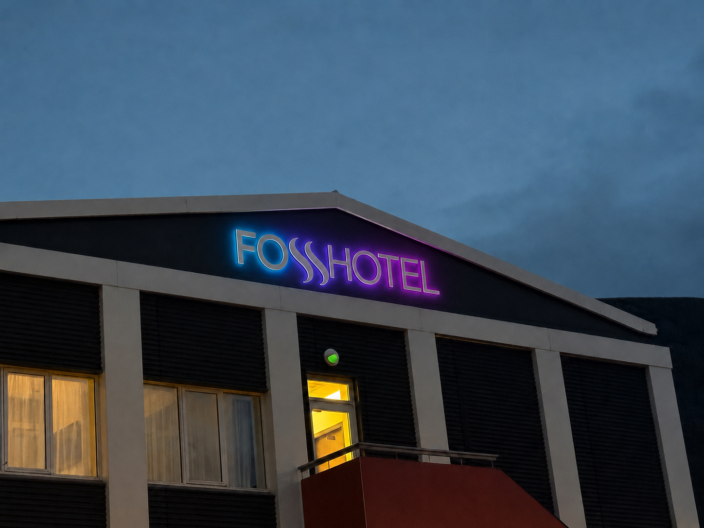RGB baklýst Fosshotel skilti með bláum og fjólubláum ljósbaug