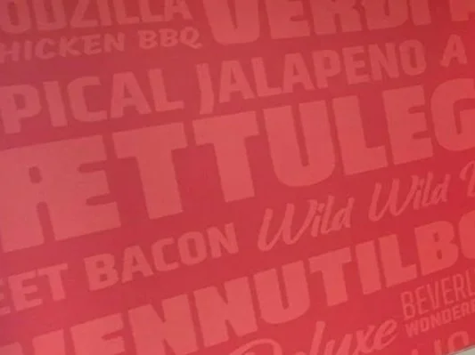 Nærmynd af sérhönnuðu rauðu veggfóðri fyrir Pizzan